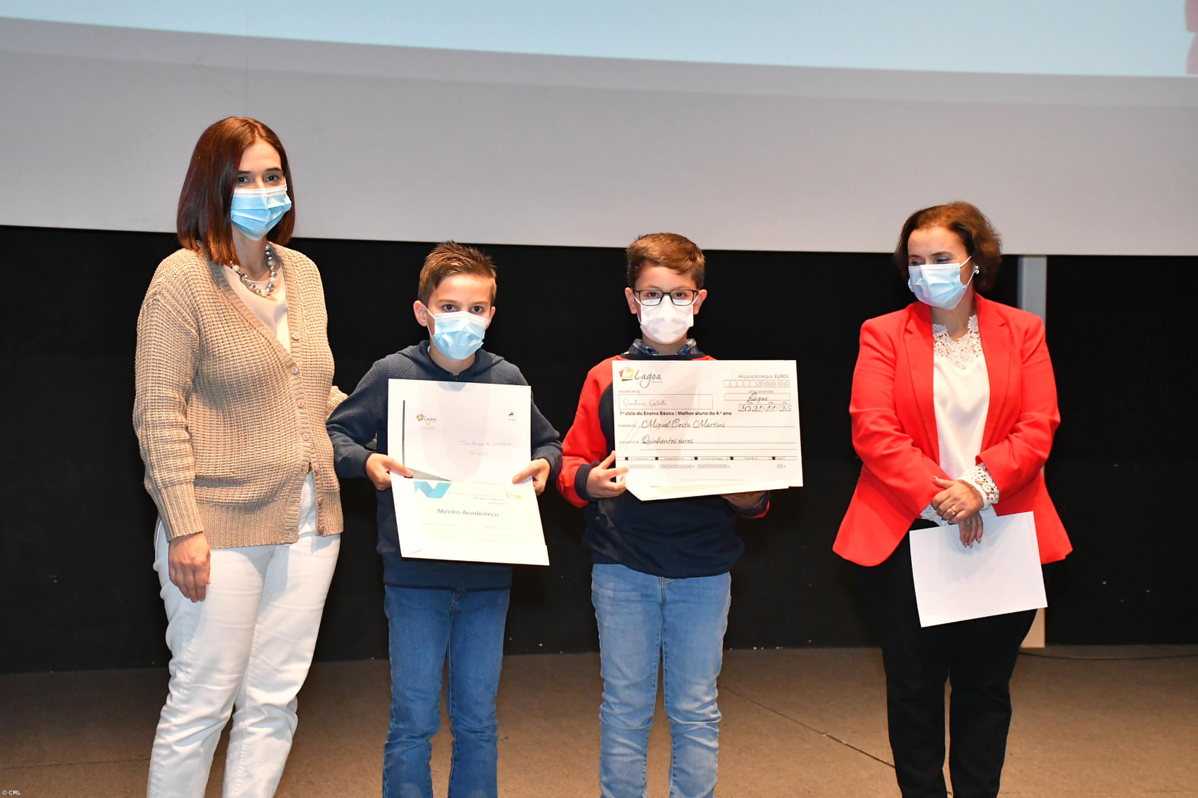 Alunos da EBI de Lagoa recebem prémios de mérito académico – Imagem 1