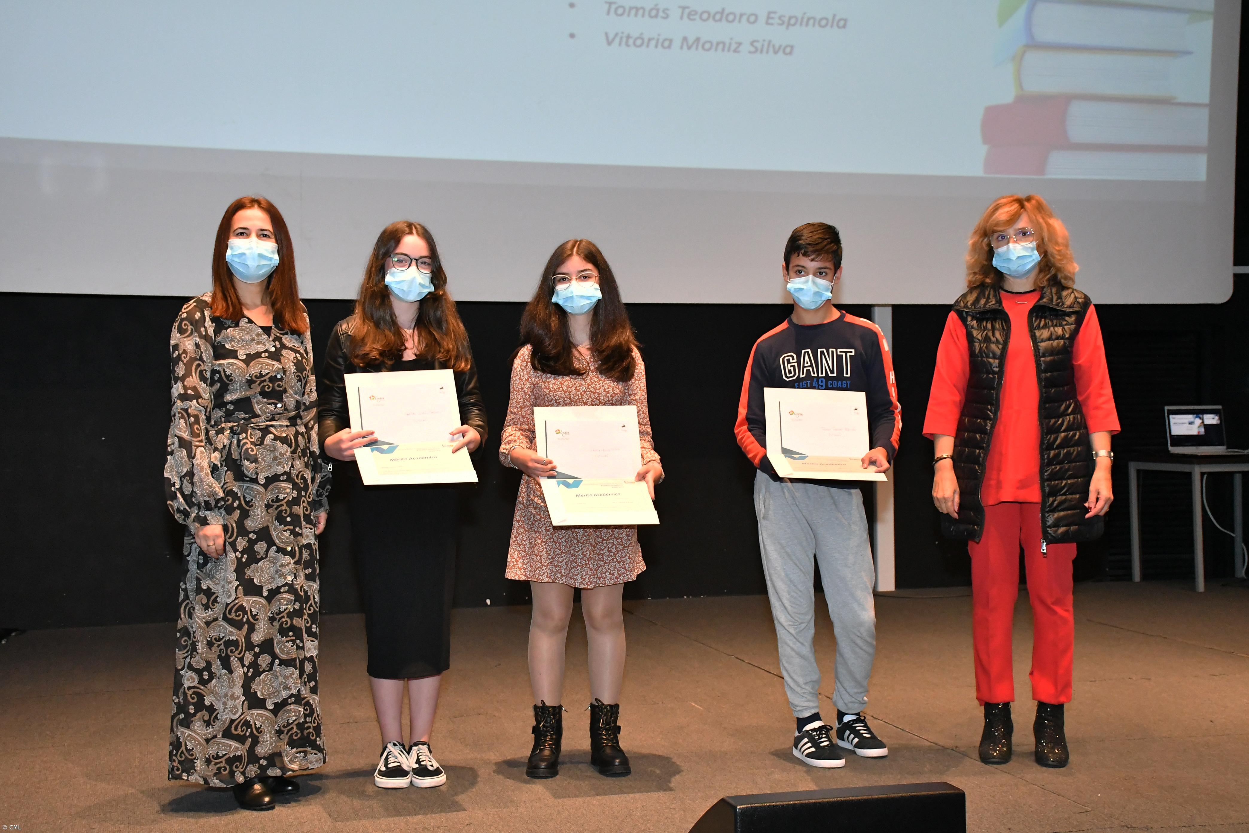 Alunos da EBI de Lagoa recebem prémios de mérito académico – Imagem 2