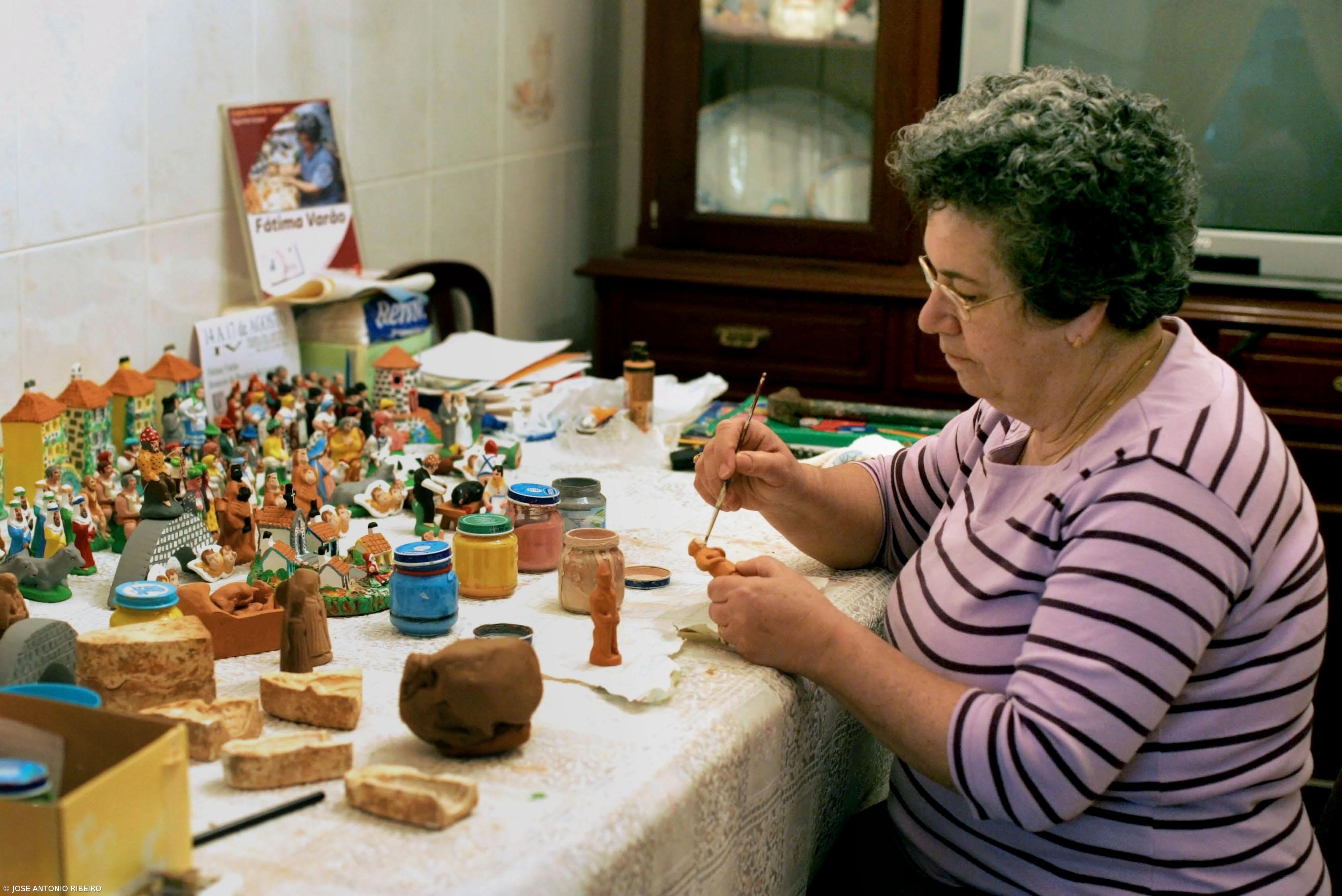 Artesã  açoriana  cria figuras em barro para presépios  – Imagem 1