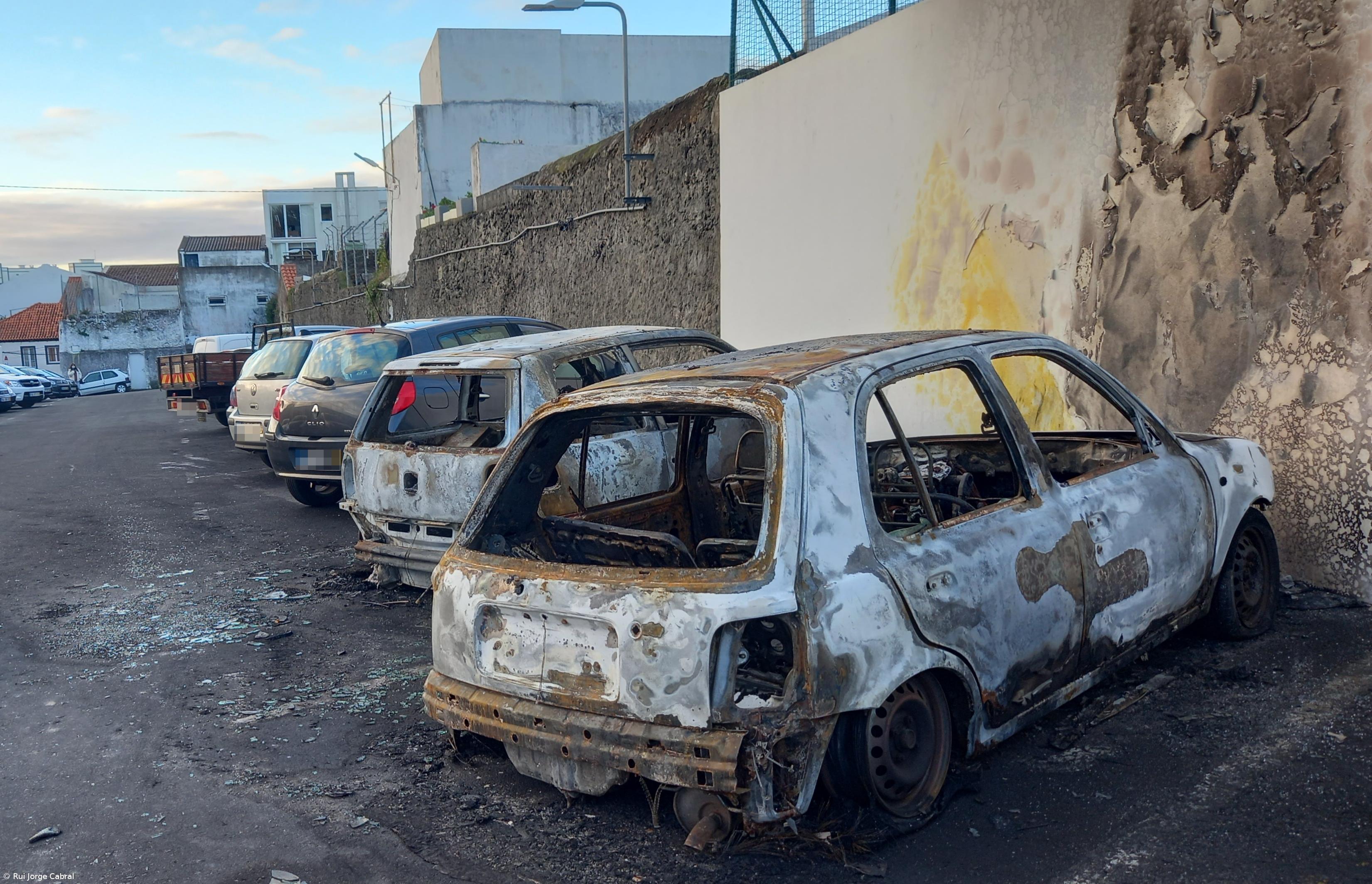 Dois automóveis destruídos pelo fogo em parque de estacionamento – Imagem 1