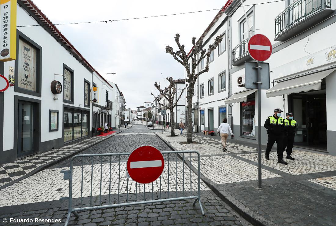 Mais de 1.200 pessoas pedem reabertura ao trânsito do centro histórico de Ponta Delgada – Imagem 1
