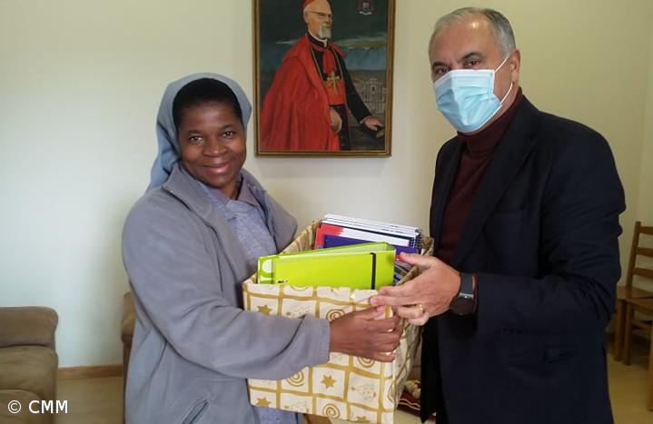 Autarquia da Madalena doa material escolar à Obra Social Madre Maria Clara – Imagem 1