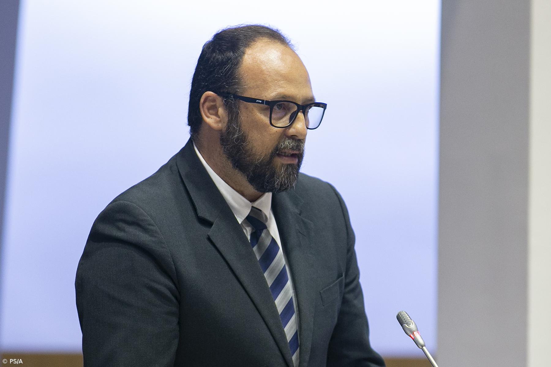 PS pede informações sobre atraso da obra de proteção da costa da falésia da Vila do Corvo – Imagem 1