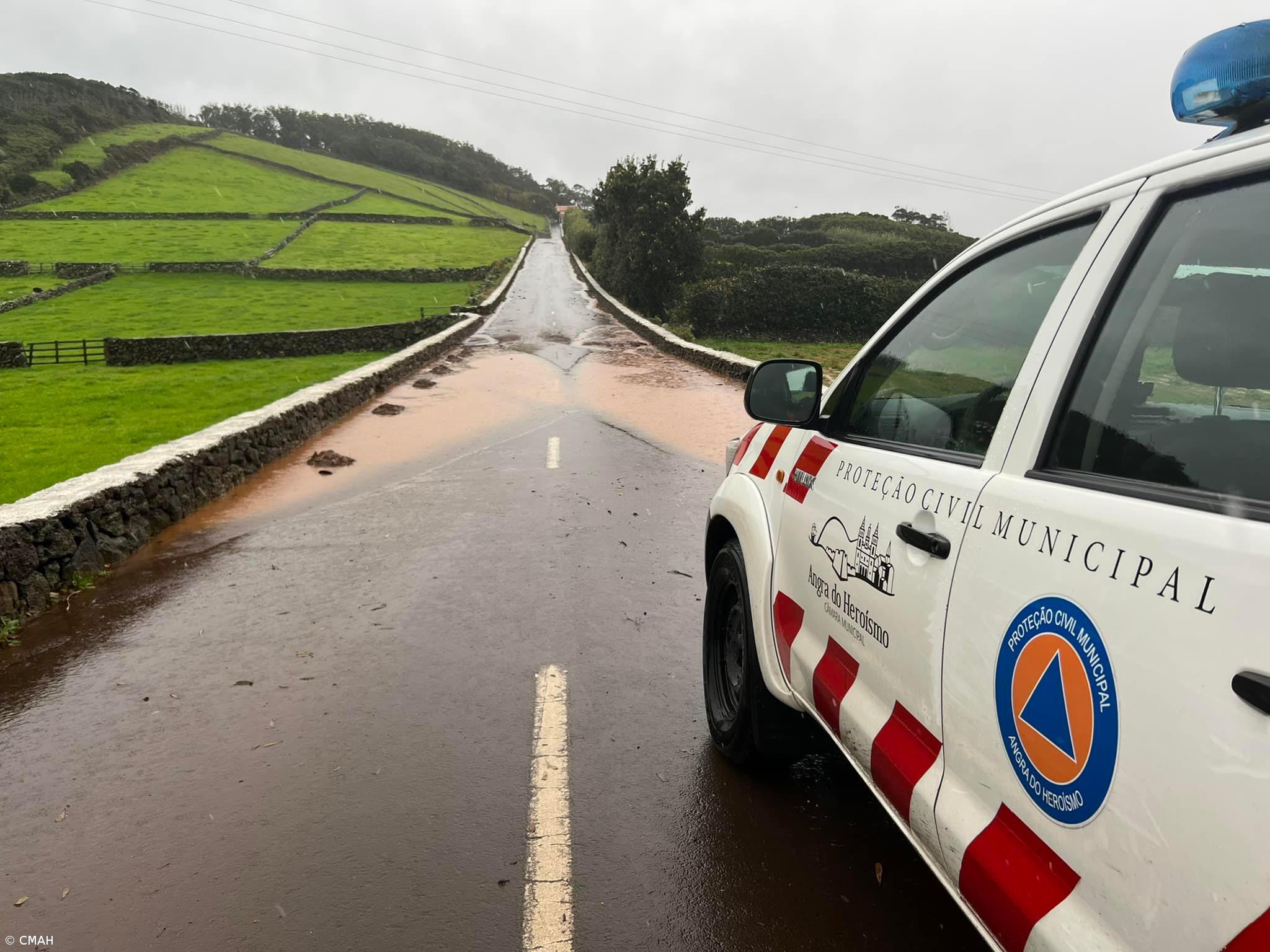 Casas e vias inundadas na ilha Terceira – Imagem 1
