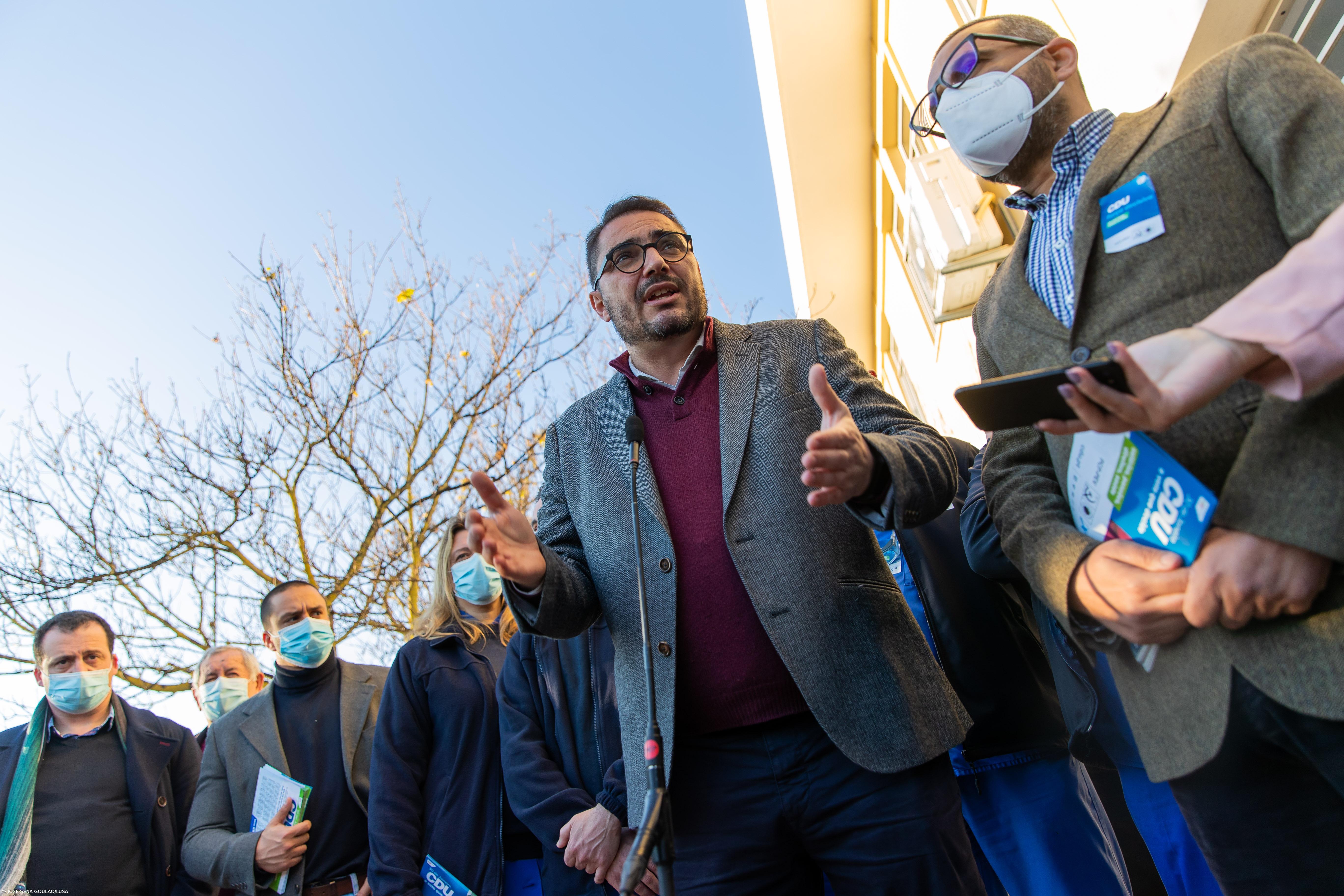 Dirigente comunista João Oliveira votou antecipadamente para demonstrar que se pode votar em segurança – Imagem 1