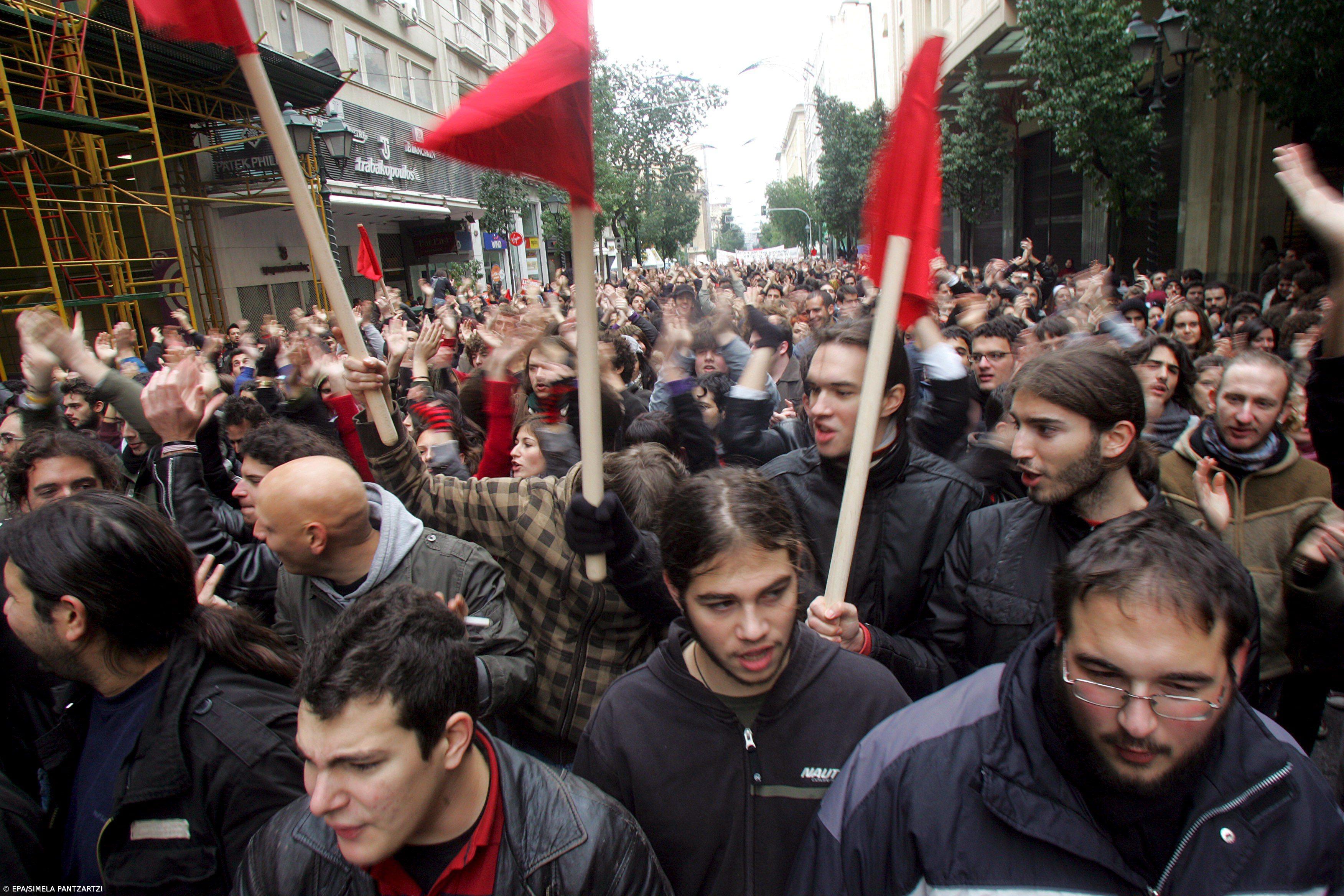 Atenas aprova redução de 30 mil funcionários públicos – Imagem 1