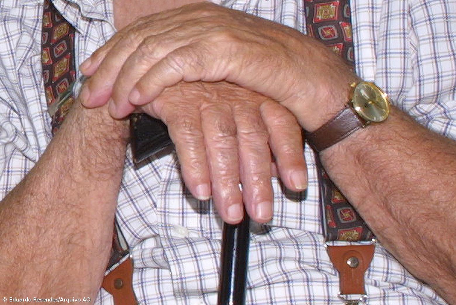 Quase 40% dos idosos com mais de 80 anos viviam sozinhos em 2021 – Imagem 1