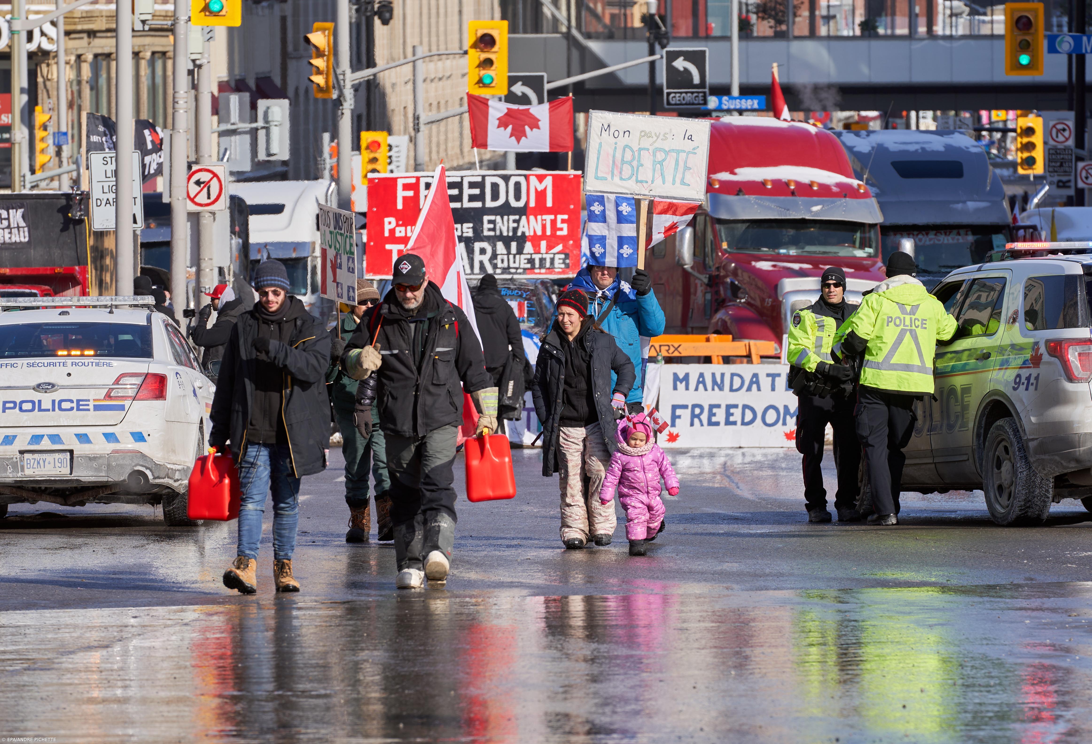 Províncias canadianas levantam restrições mas protestos continuam – Imagem 1