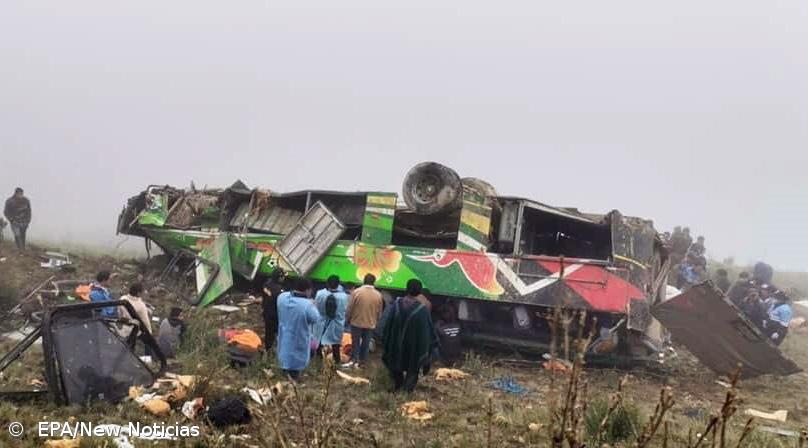 Pelo menos 20 mortos em queda de autocarro num precipício no Peru – Imagem 1