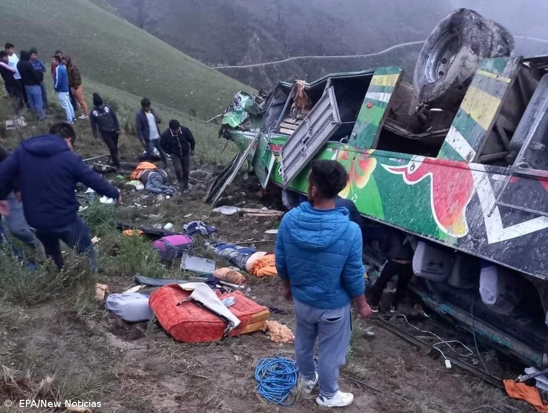 Pelo menos 20 mortos em queda de autocarro num precipício no Peru – Imagem 2