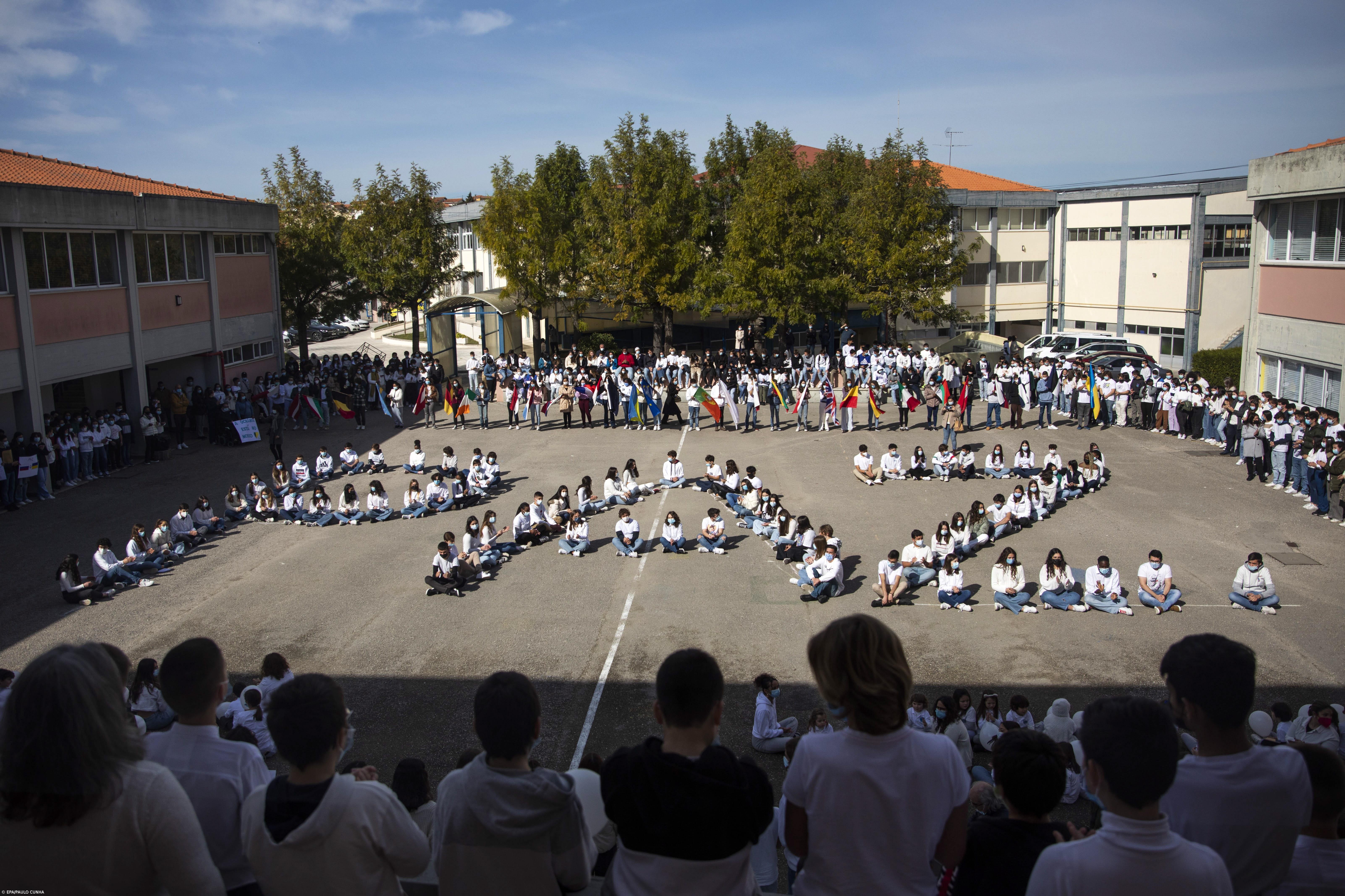 Alunos de Fátima apelam à paz contra a violência de negar os sonhos das crianças – Imagem 1