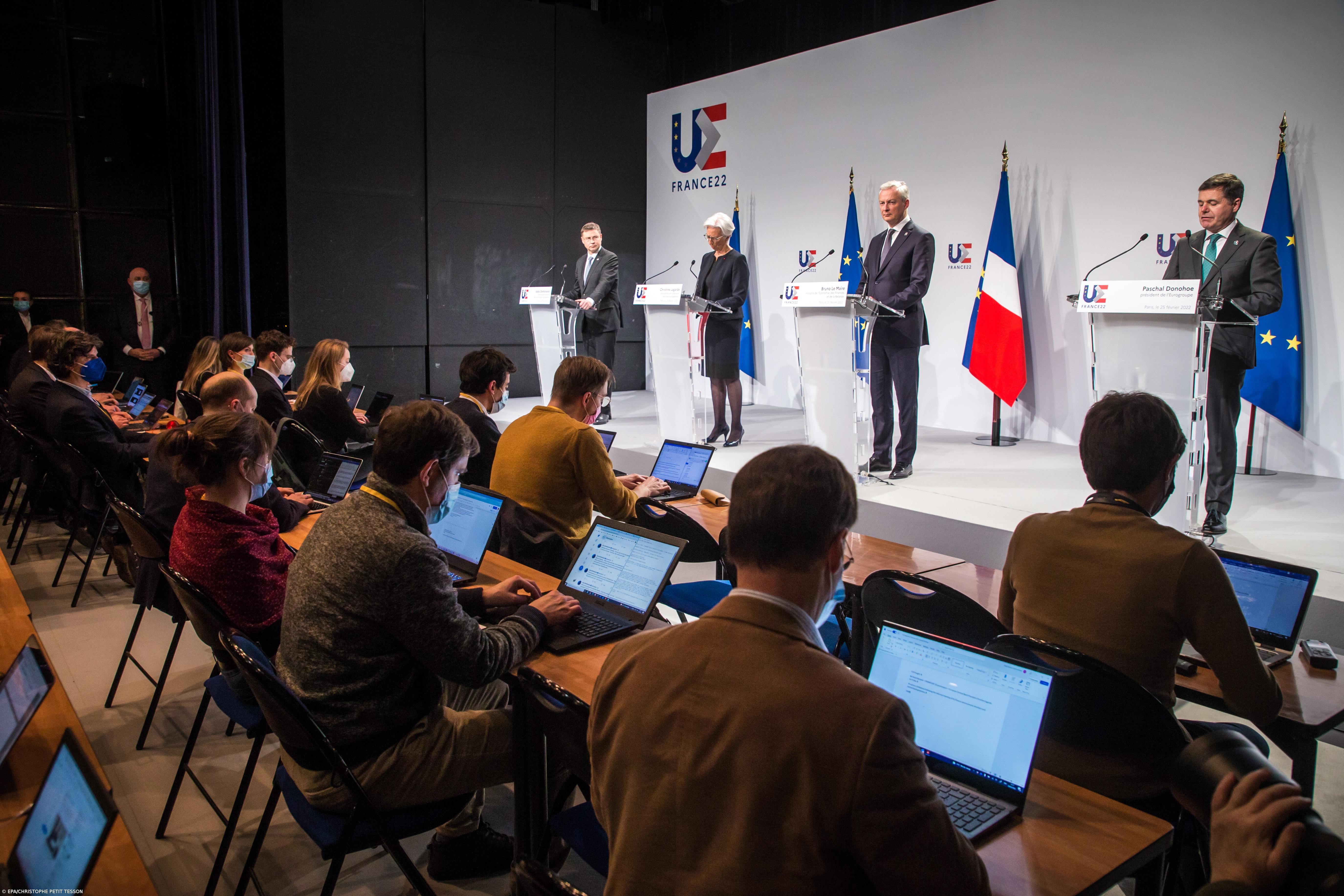 Países da UE vão aplicar “o tempo que for necessário” sanções financeiras à Rússia – Imagem 1