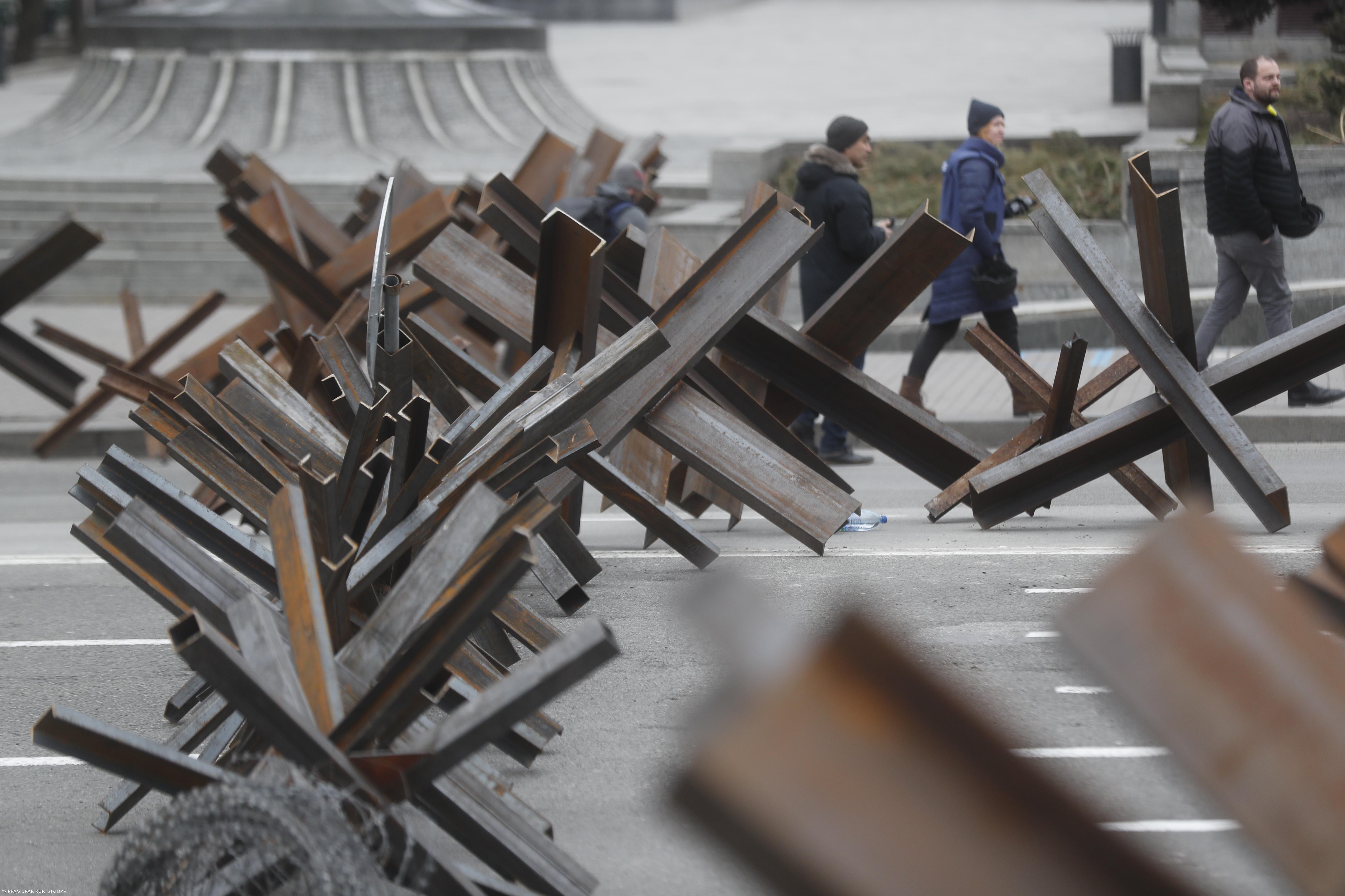 Kiev prepara-se para invasão, Zelensky fala em abordagem “diferente” da Rússia – Imagem 1