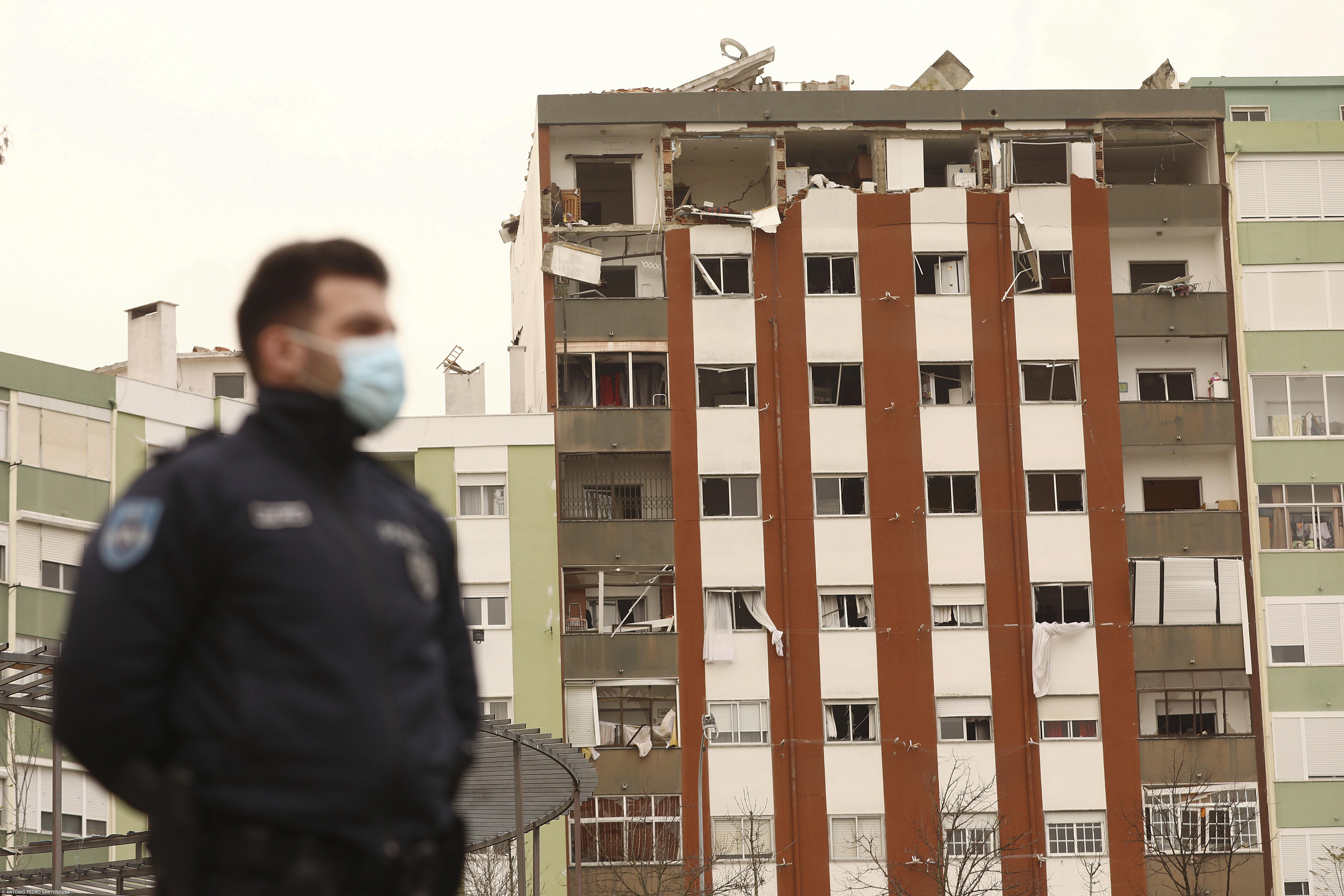 Um bombeiro ferido com gravidade em explosão na Amadora – Imagem 1