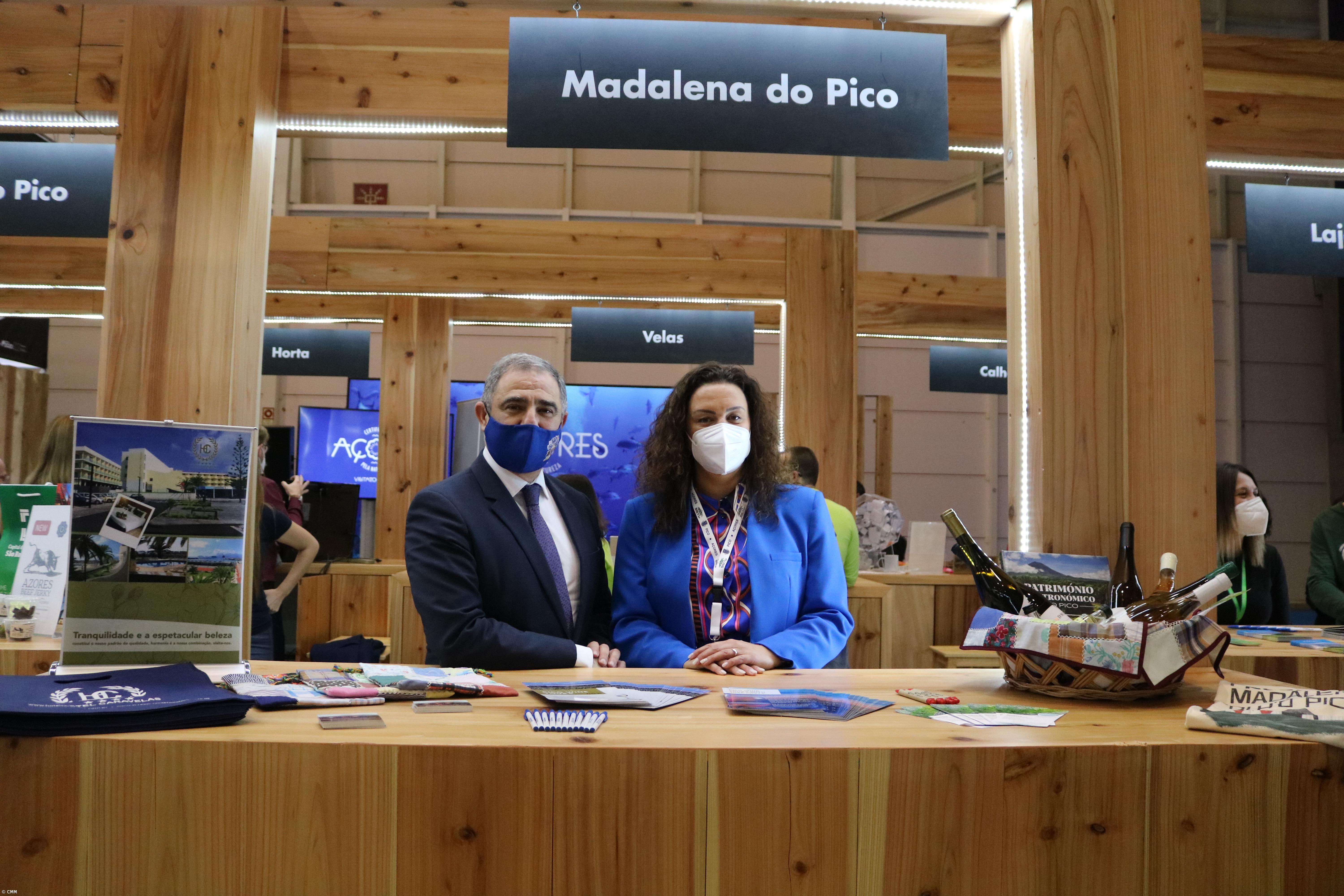 Presidente do Governo dos Açores visita stand do município da Madalena  – Imagem 1