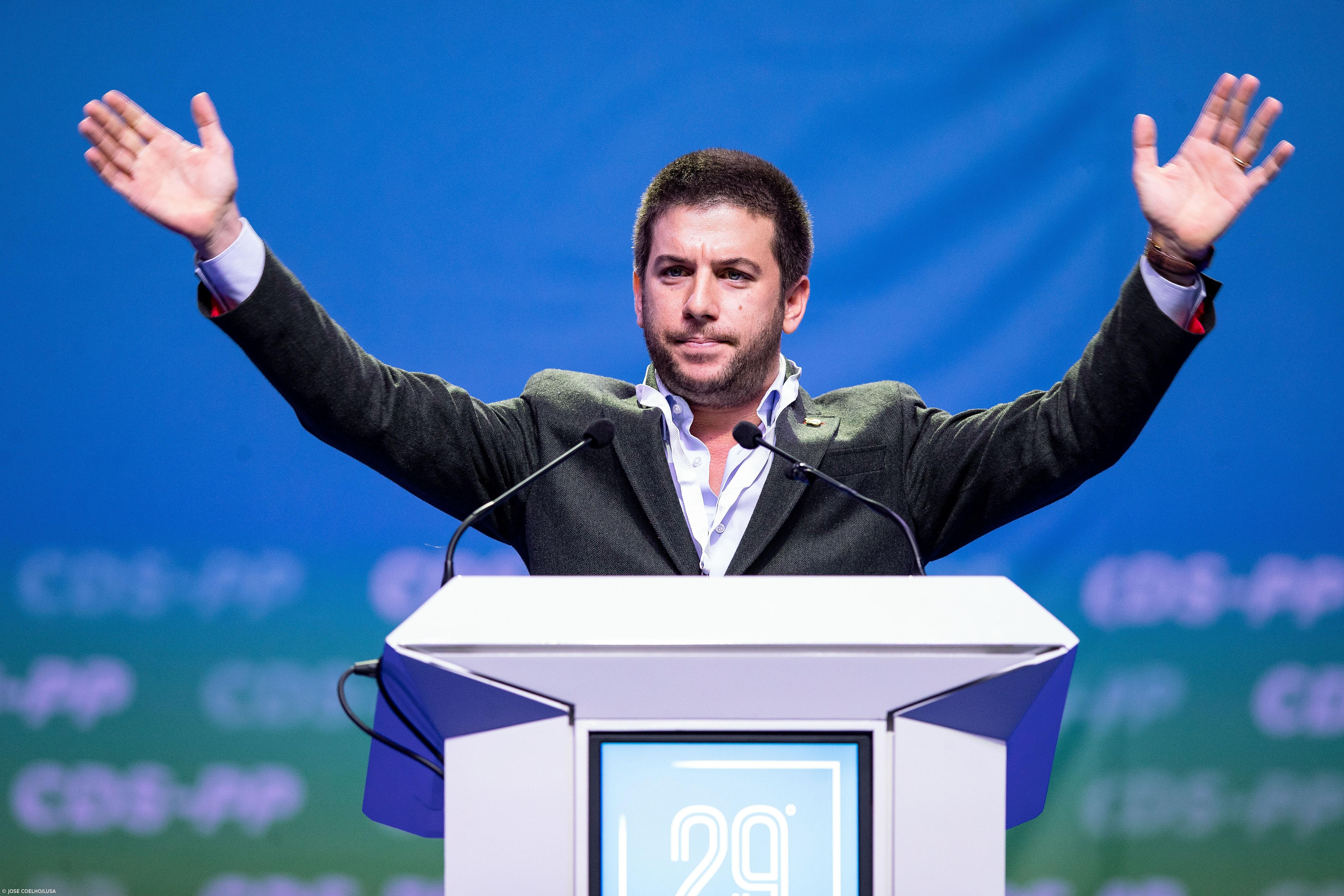 Líder despede-se do congresso emocionado e diz que vai "continuar por aqui" – Imagem 1