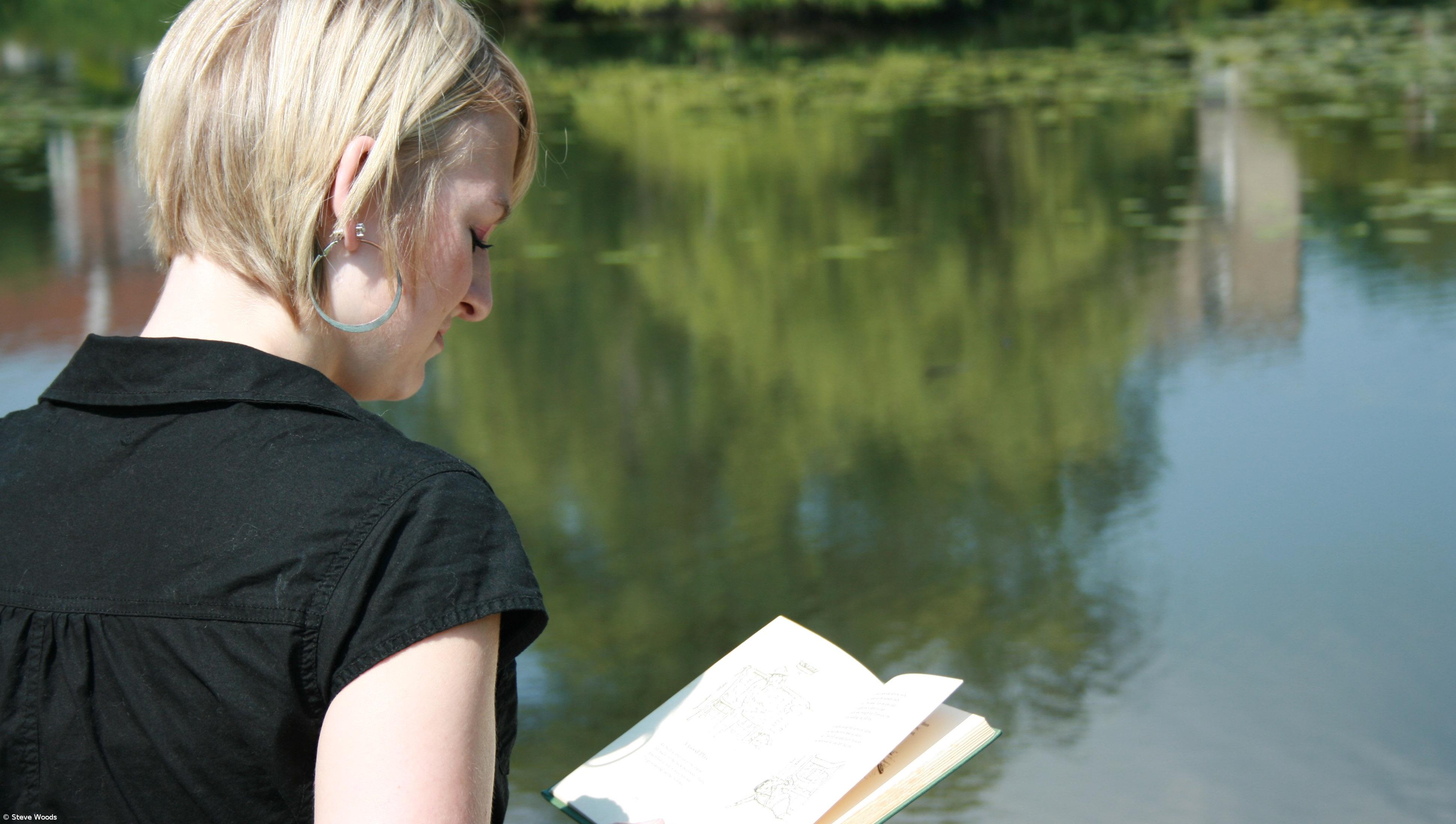 Ler ficção literária ajuda a discernir melhor emoções alheias – Imagem 1