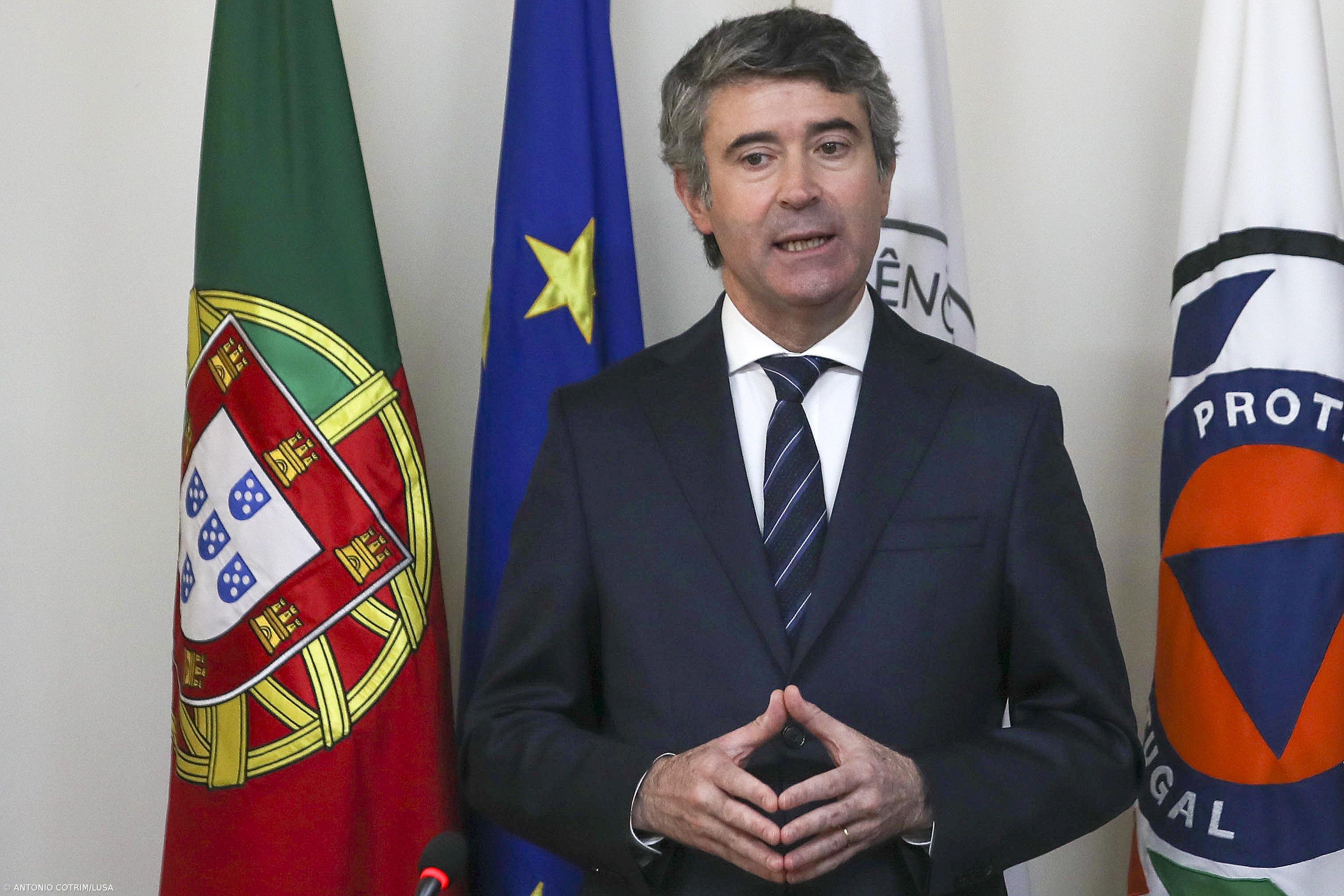 Ministro da Administração Interna admite que "é impossível acabar" com filas nos aeroportos – Imagem 1