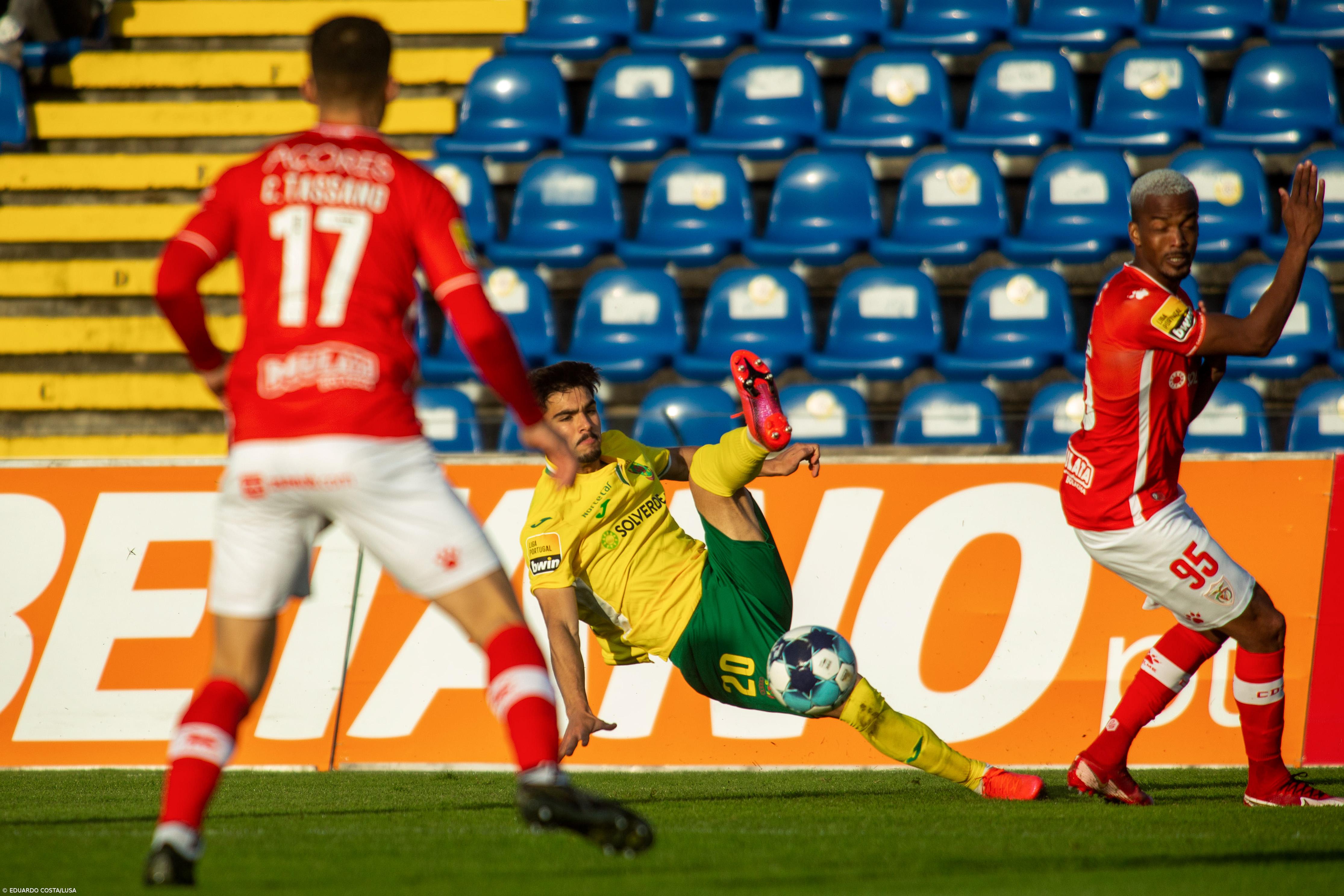 Santa Clara vence Paços de Ferreira reduzido a 10 e sobe ao sétimo posto na I Liga – Imagem 1