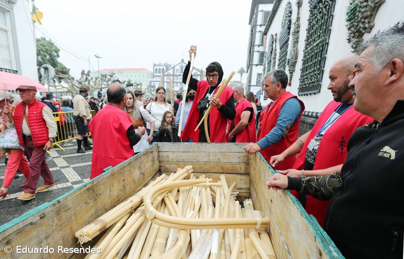 Fé e emoção no regresso do Santo Cristo às ruas de Ponta Delgada – Imagem 12