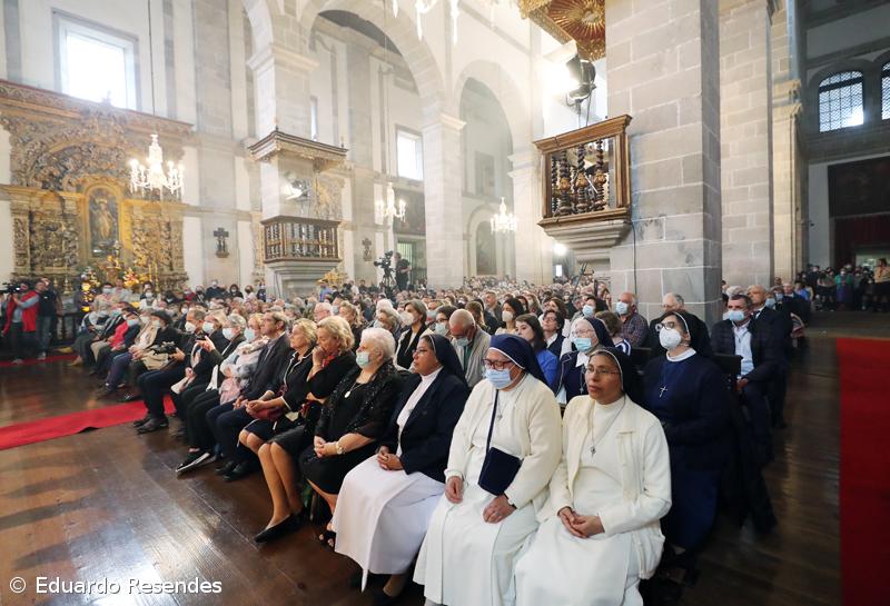 Fé e emoção no regresso do Santo Cristo às ruas de Ponta Delgada – Imagem 14
