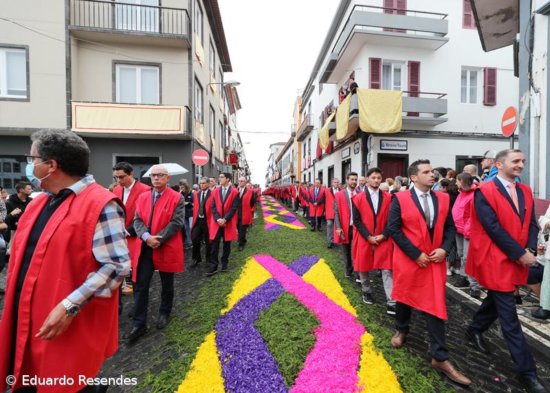 Fé e emoção no regresso do Santo Cristo às ruas de Ponta Delgada – Imagem 2
