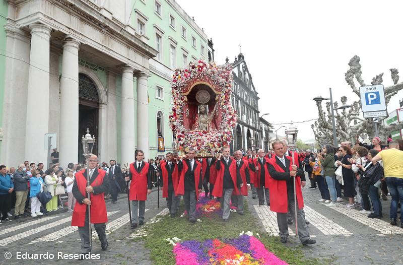 Fé e emoção no regresso do Santo Cristo às ruas de Ponta Delgada – Imagem 5