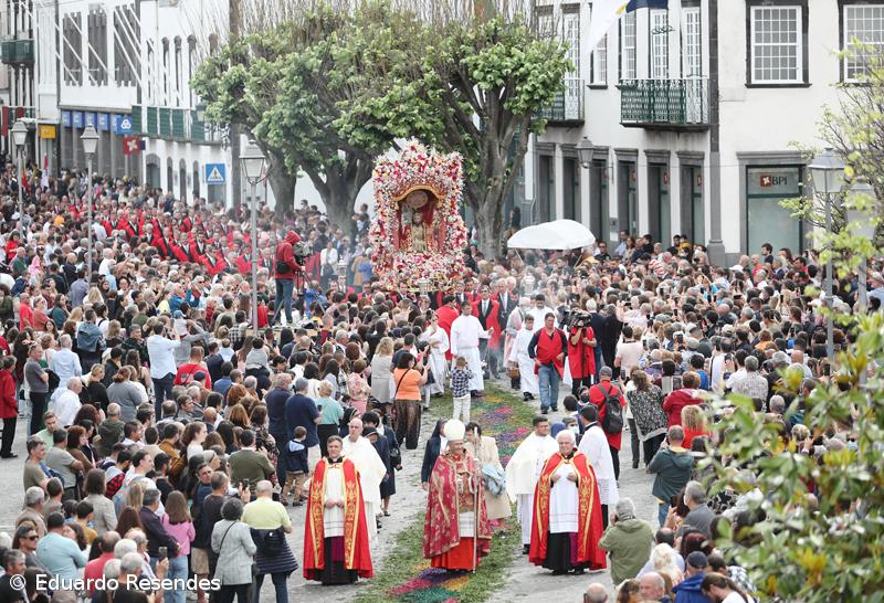 Fé e emoção no regresso do Santo Cristo às ruas de Ponta Delgada – Imagem 7