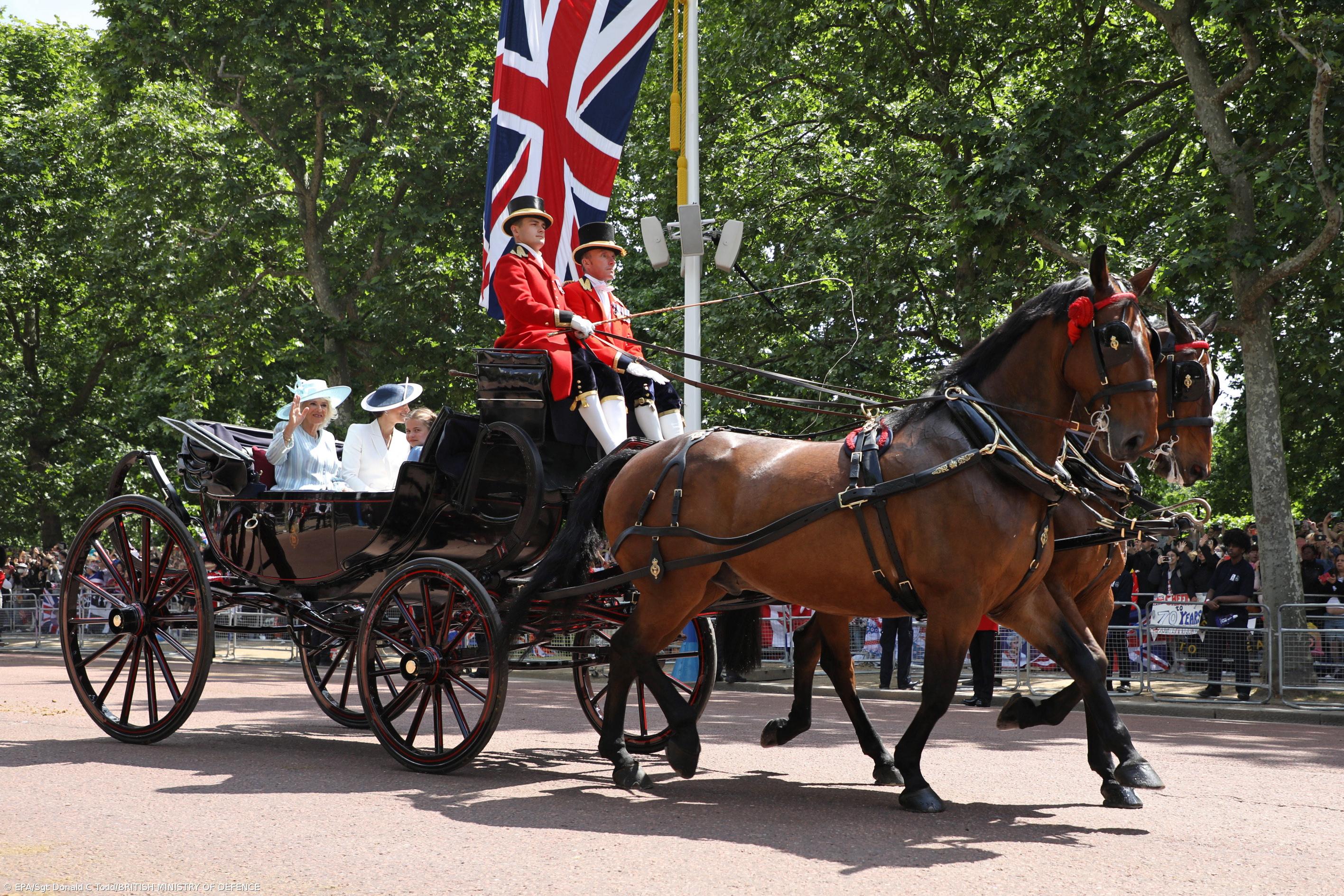 Isabel II veio à varanda do Palácio de Buckingham e foi saudada por milhares – Imagem 1