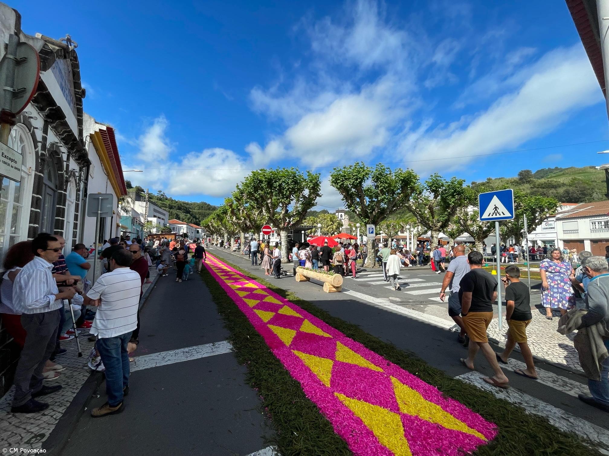 Centenas foram à Povoação ver as Festas do Corpo de Deus – Imagem 2