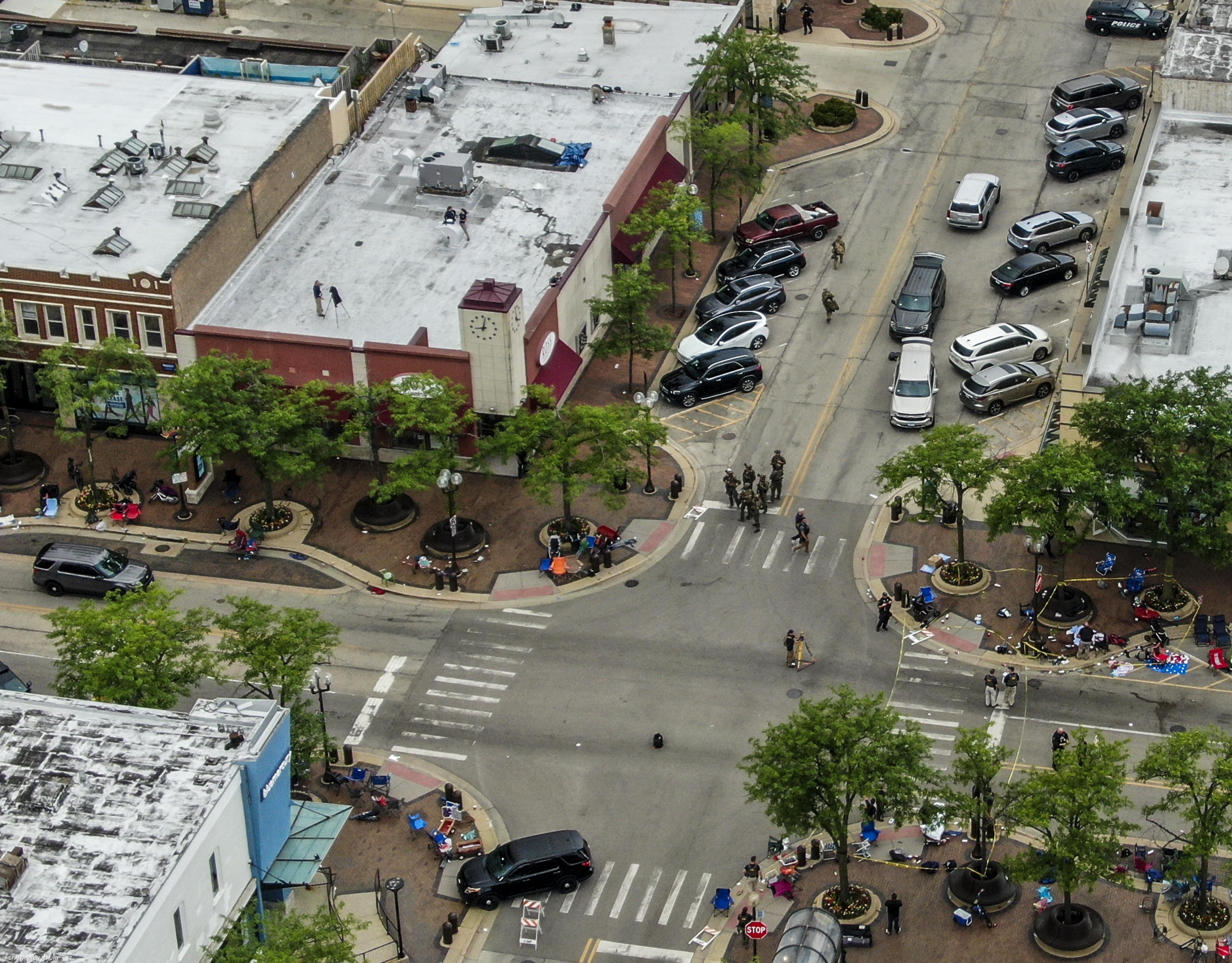 Polícia detém jovem ligado ao tiroteio em desfile do Dia da Independência nos EUA – Imagem 1
