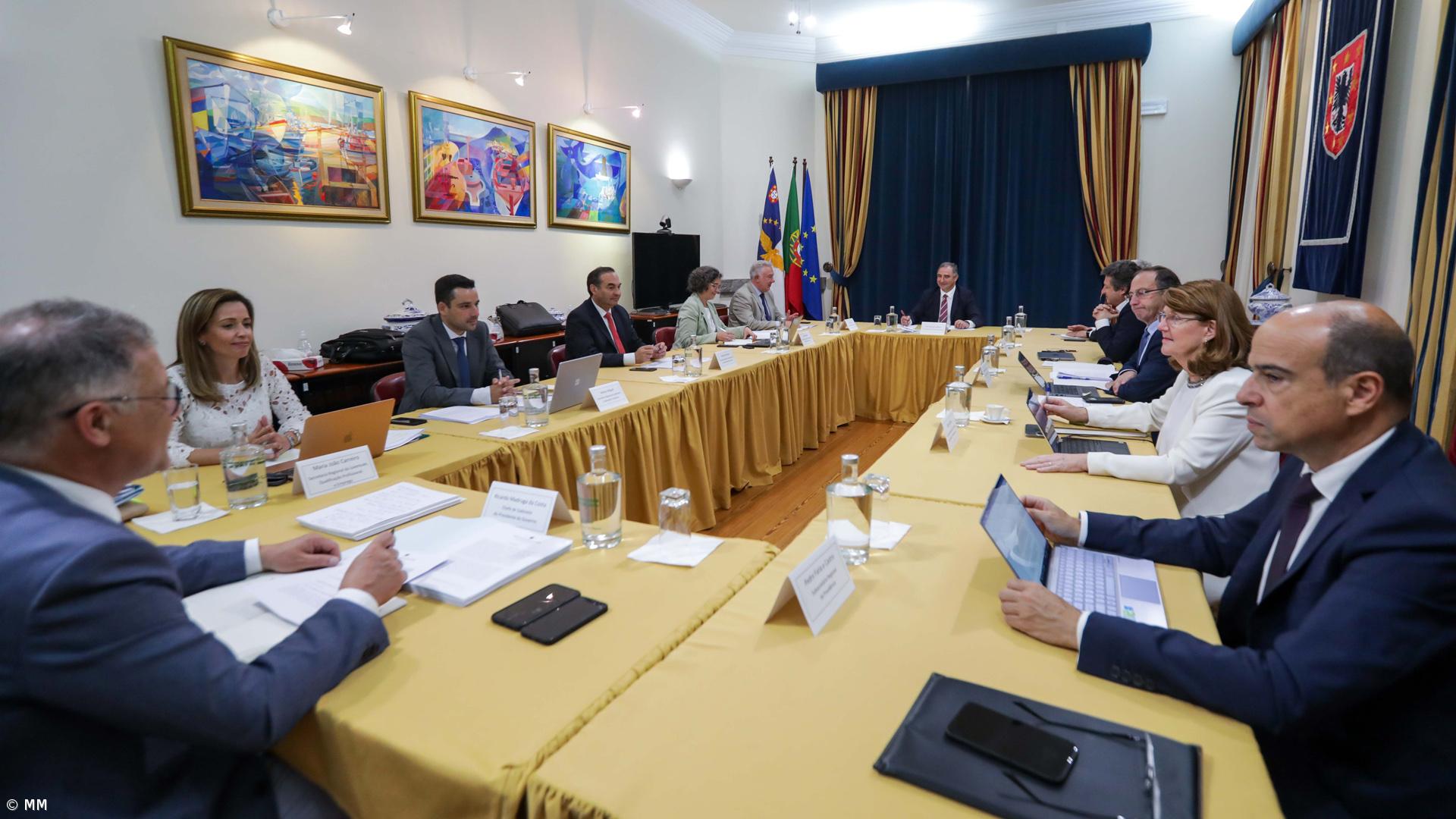 Governo dos Açores vai reforçar número de assistentes nas escolas da região – Imagem 1