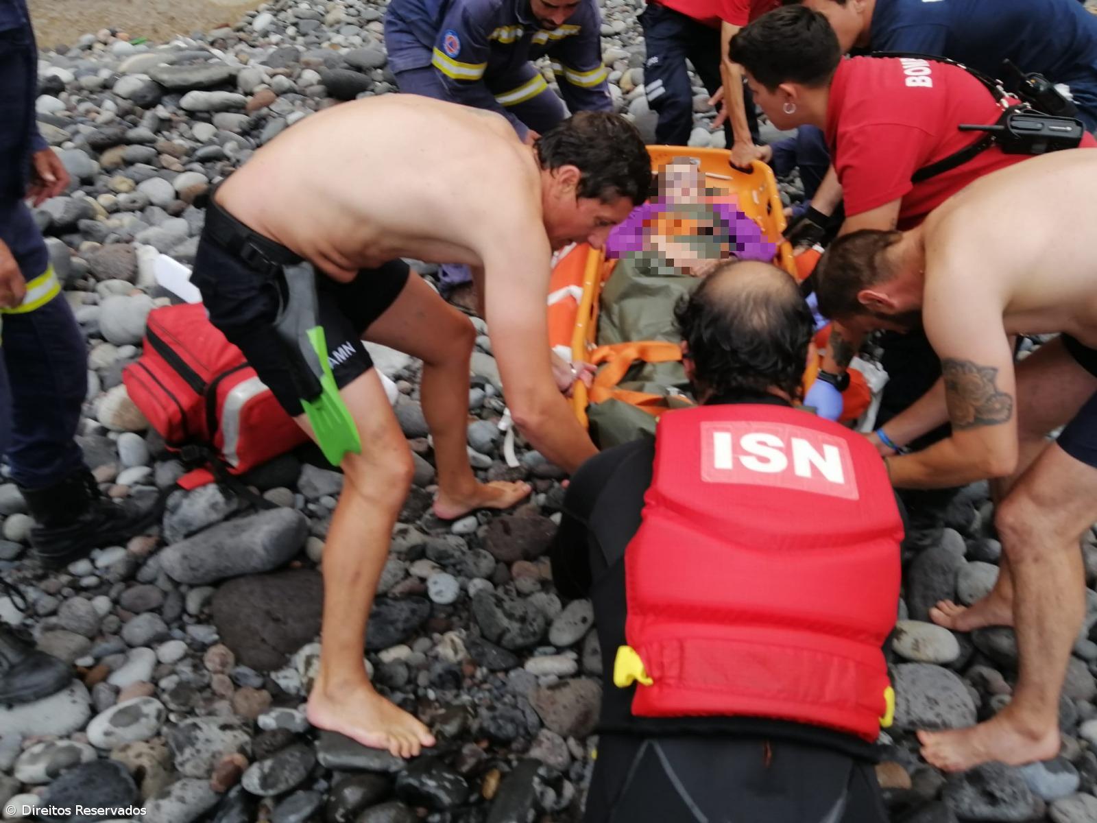 Jovem turista resgatada após queda na praia da Amora – Imagem 1