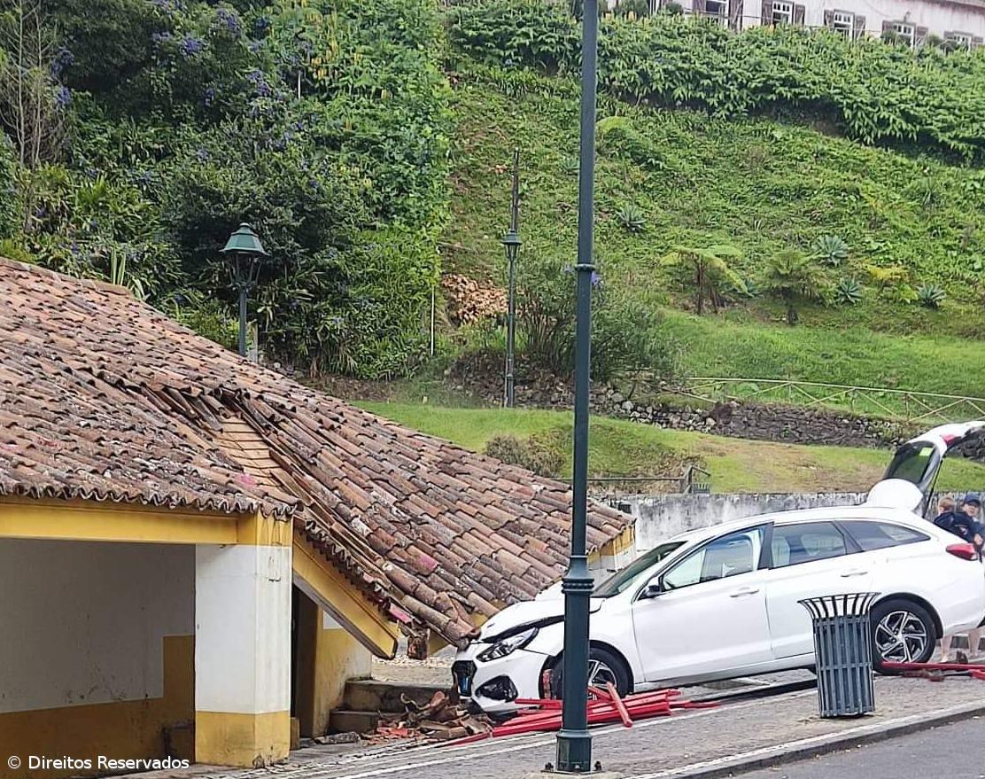 Carro de rent-a-car embate contra edifício das Termas – Imagem 1