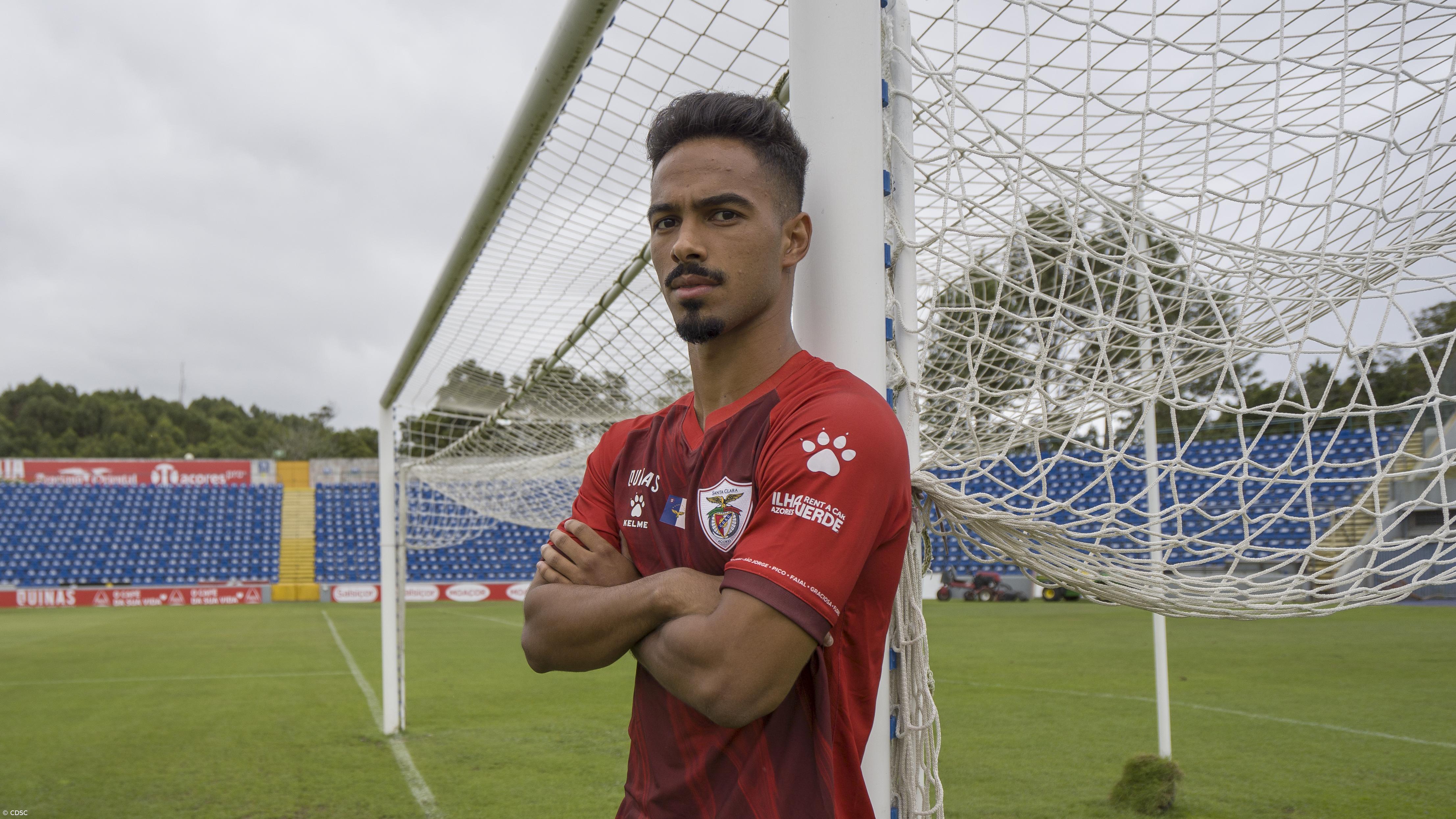 Lateral-direito Diogo Calila assina pelo Santa Clara – Imagem 1