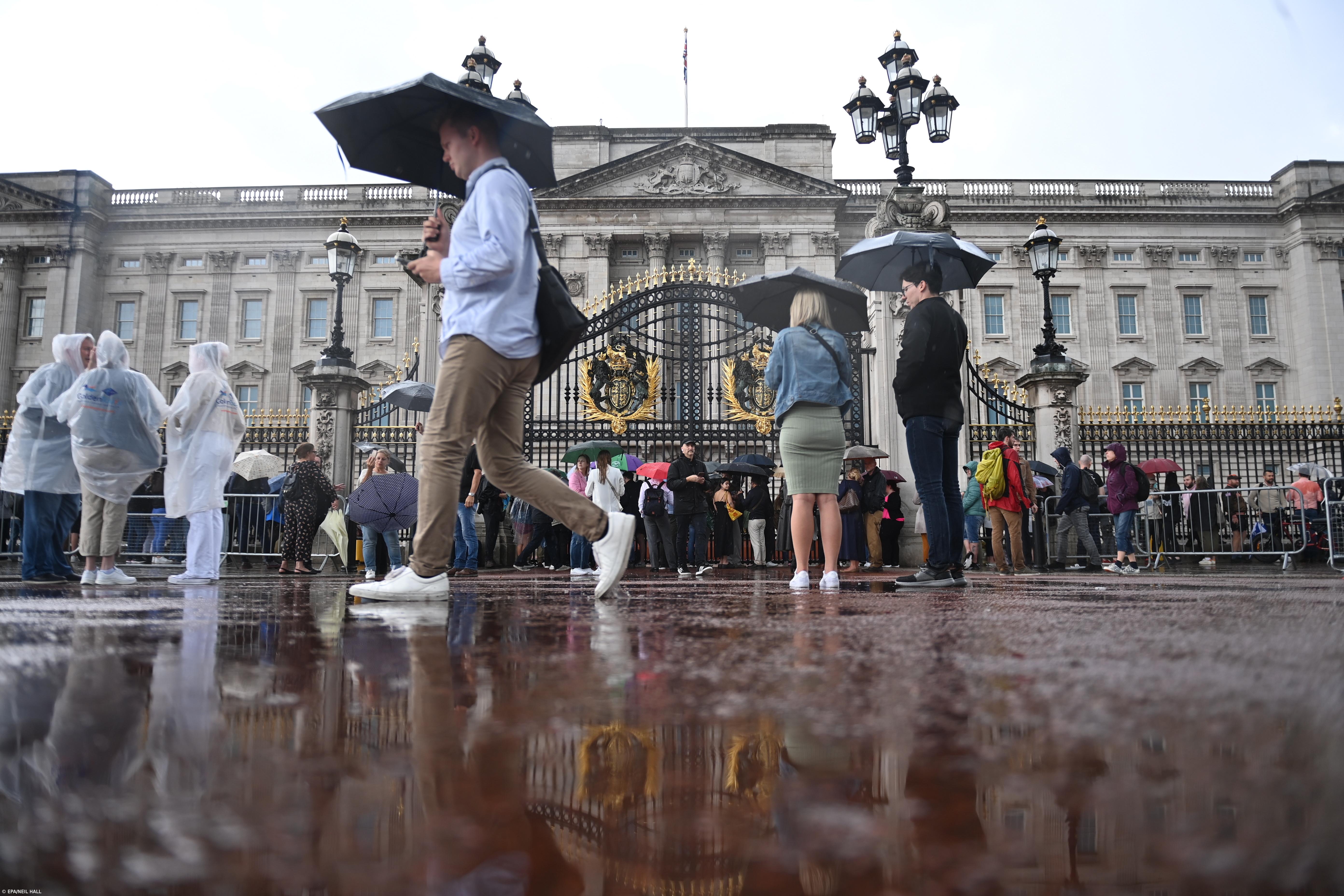 Silêncio e lágrimas da multidão e bandeira a meia haste em Buckingham – Imagem 1