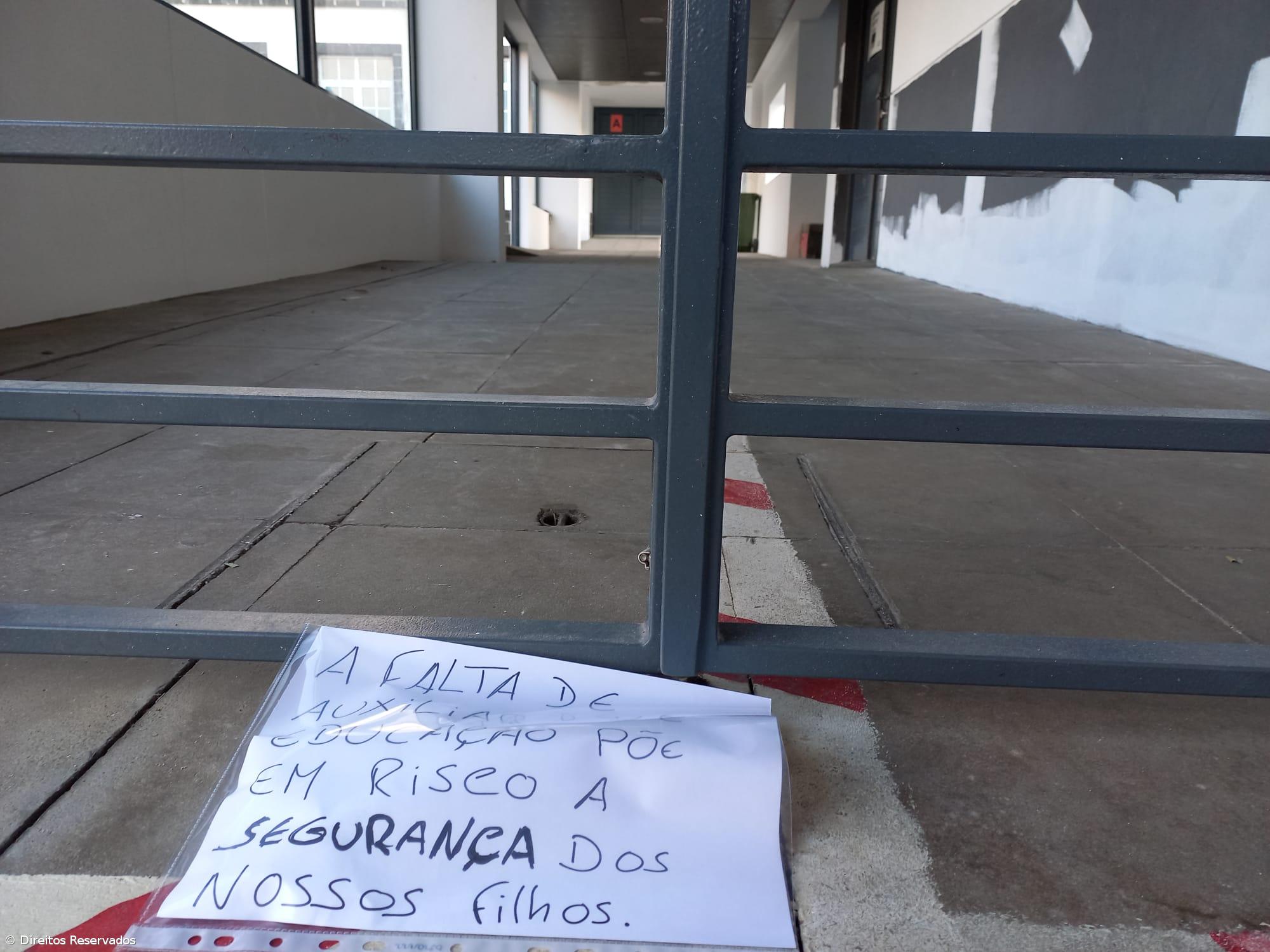 Pais da escola do Pico da Pedra protestam contra redução de assistentes operacionais – Imagem 1