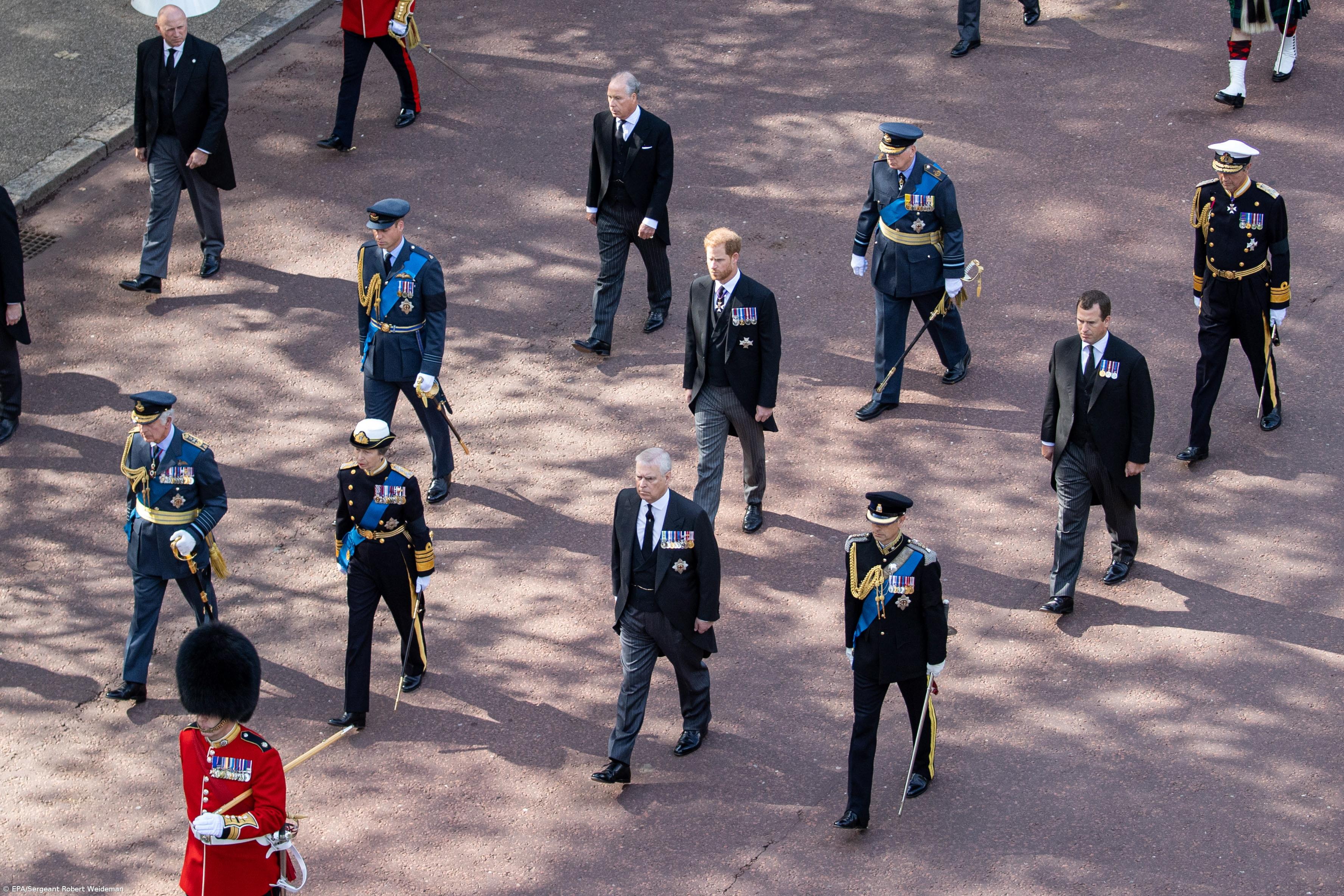 Filhos e netos acompanham corpo em cortejo até Westminster  – Imagem 1