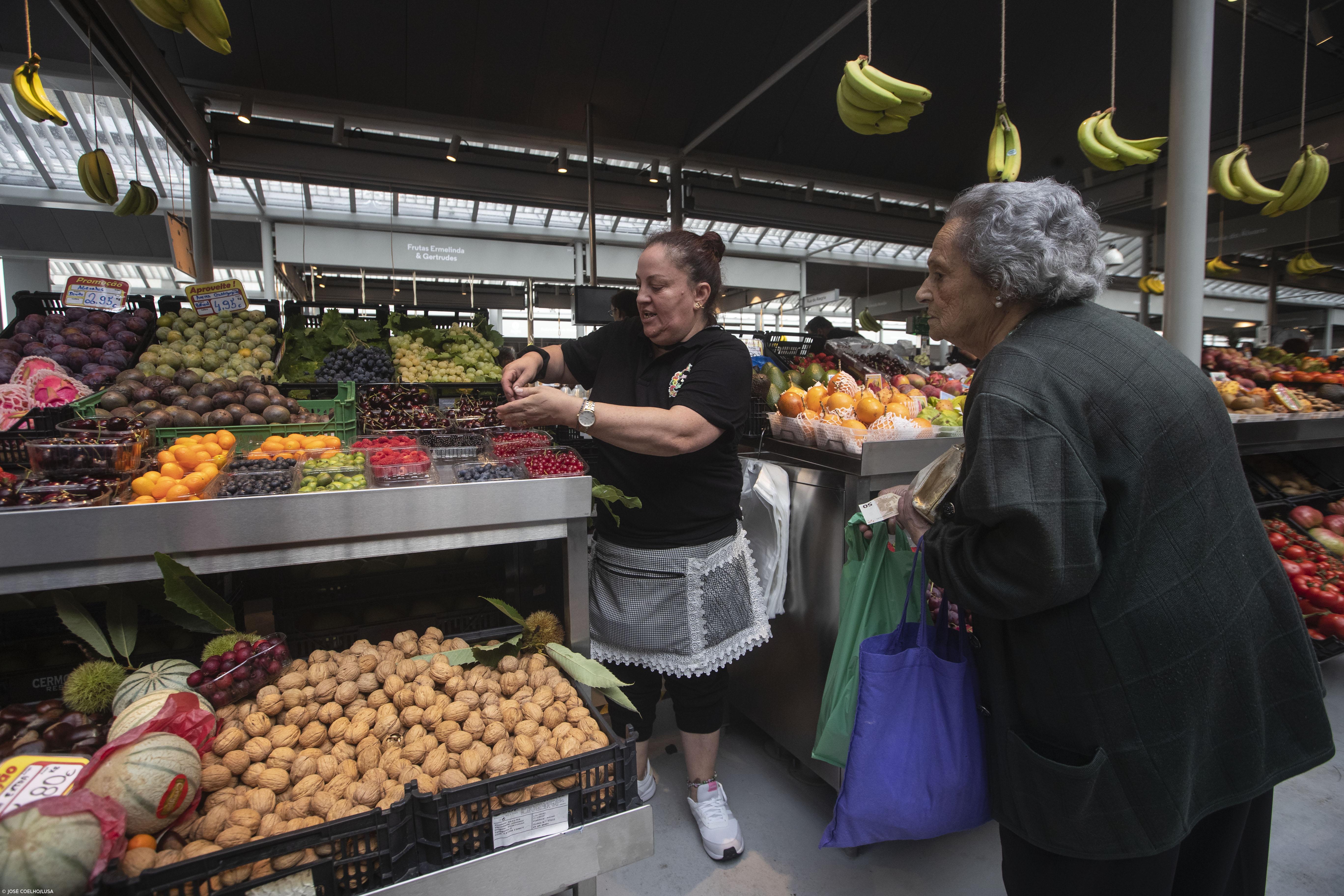 Aplausos e agradecimentos marcam reabertura do Mercado do Bolhão no Porto – Imagem 1