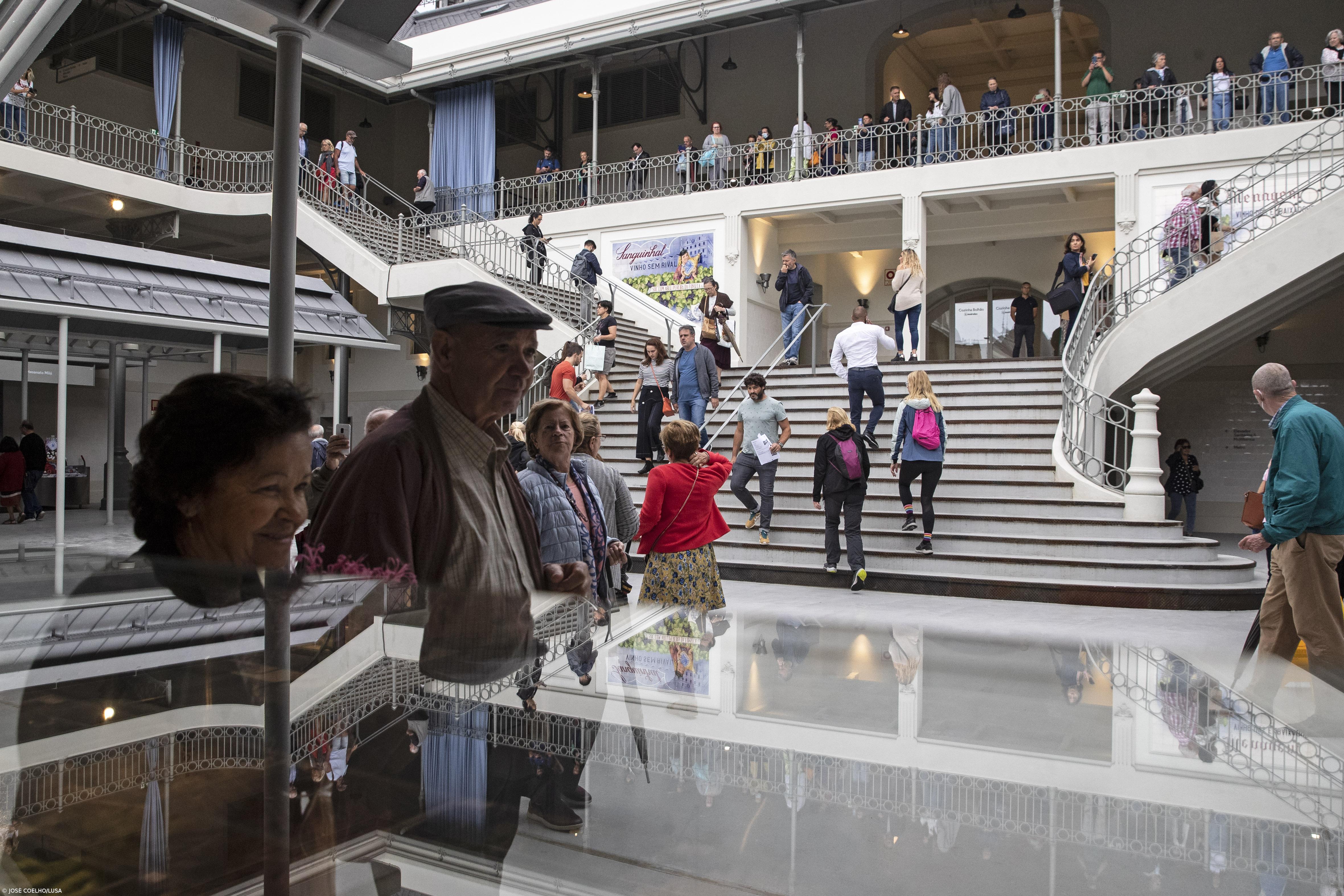Aplausos e agradecimentos marcam reabertura do Mercado do Bolhão no Porto – Imagem 2