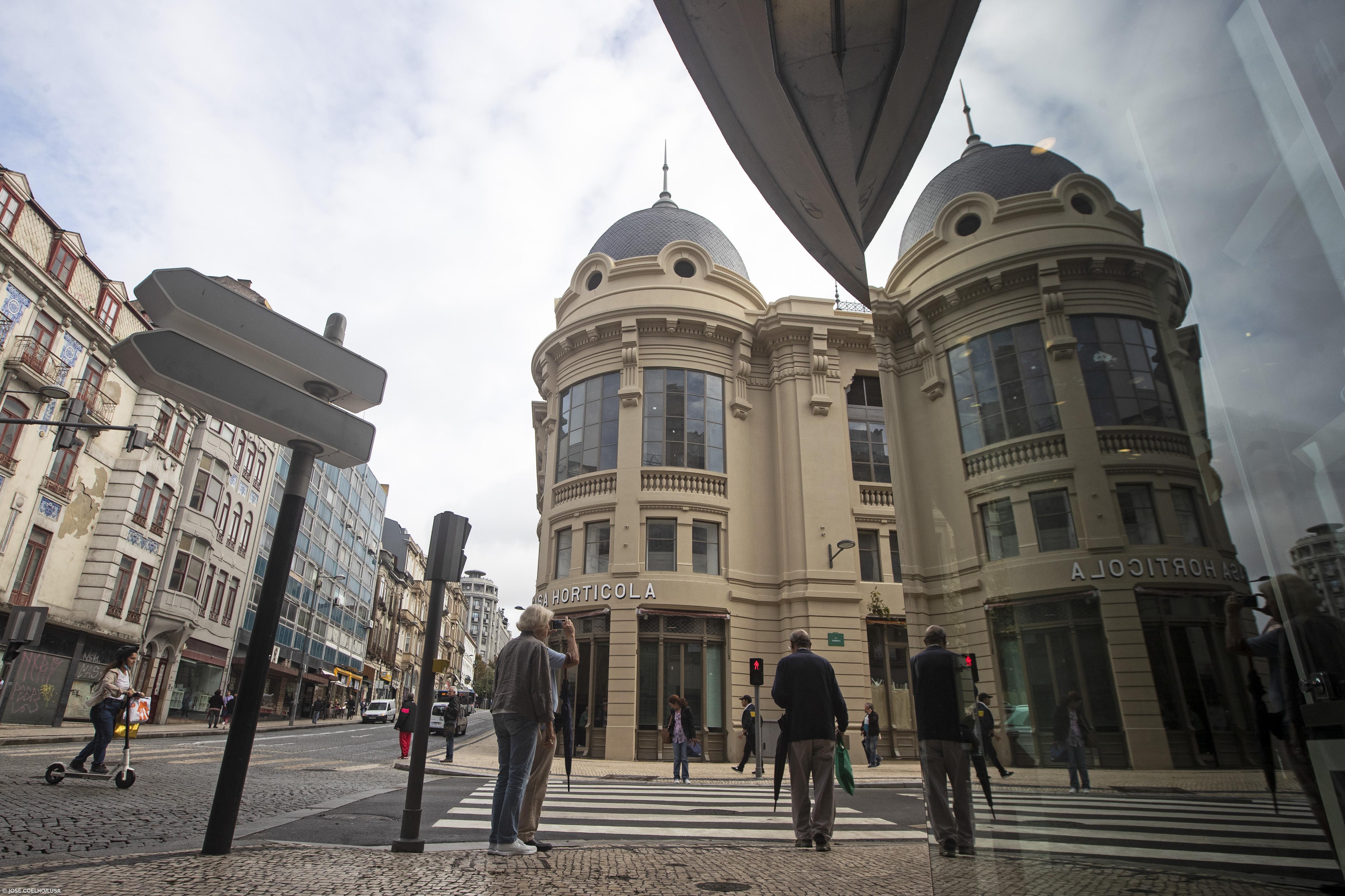 Aplausos e agradecimentos marcam reabertura do Mercado do Bolhão no Porto – Imagem 4