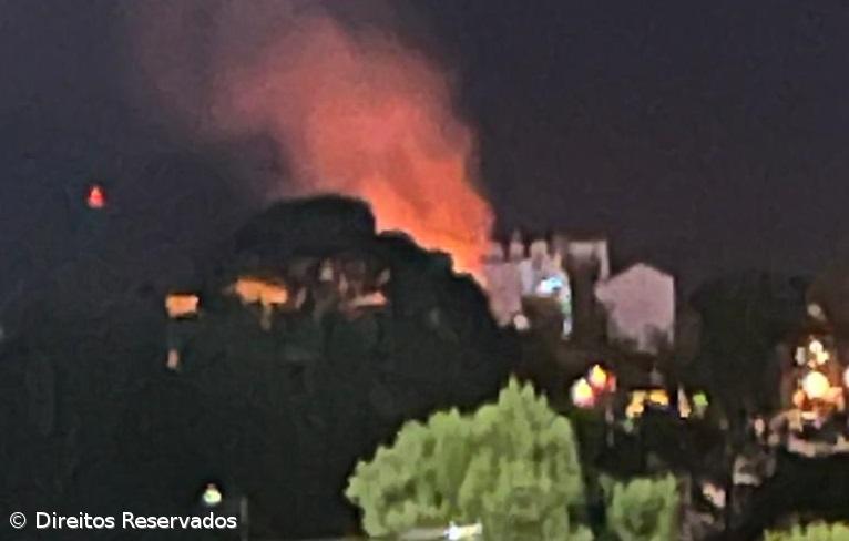 Incêndio em edíficio desabitado nas Laranjeiras – Imagem 1