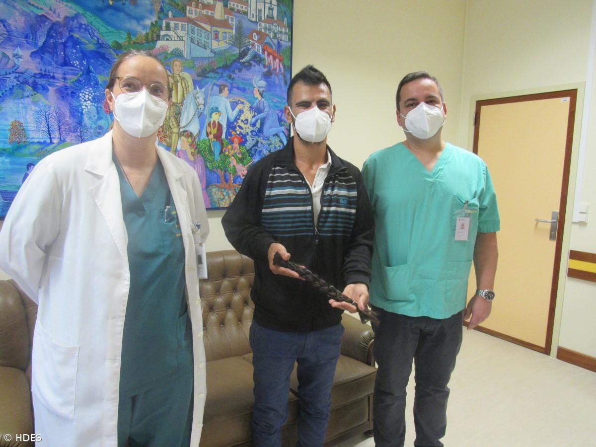 Menina micaelense doa trança de cabelo ao HDES – Imagem 1