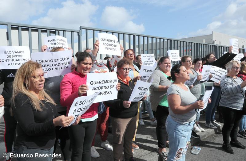 Manifestação à porta de conserveira junta cerca de 60 trabalhadoras em Rabo de Peixe – Imagem 1