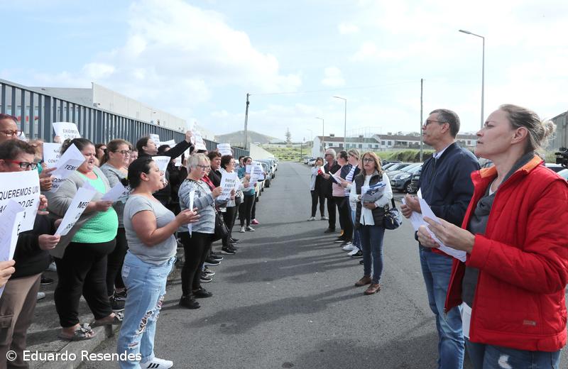 Manifestação à porta de conserveira junta cerca de 60 trabalhadoras em Rabo de Peixe – Imagem 2