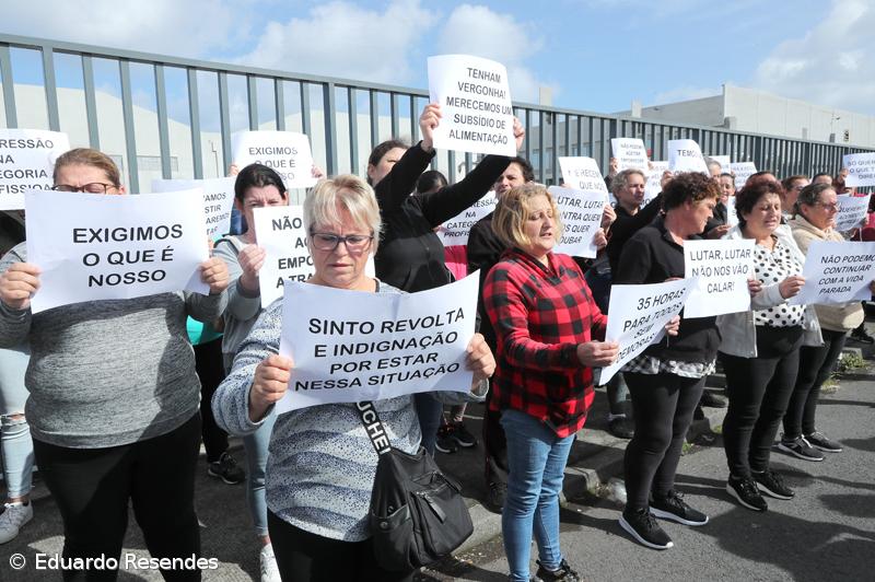 Manifestação à porta de conserveira junta cerca de 60 trabalhadoras em Rabo de Peixe – Imagem 3
