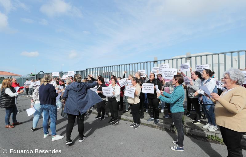 Manifestação à porta de conserveira junta cerca de 60 trabalhadoras em Rabo de Peixe – Imagem 5