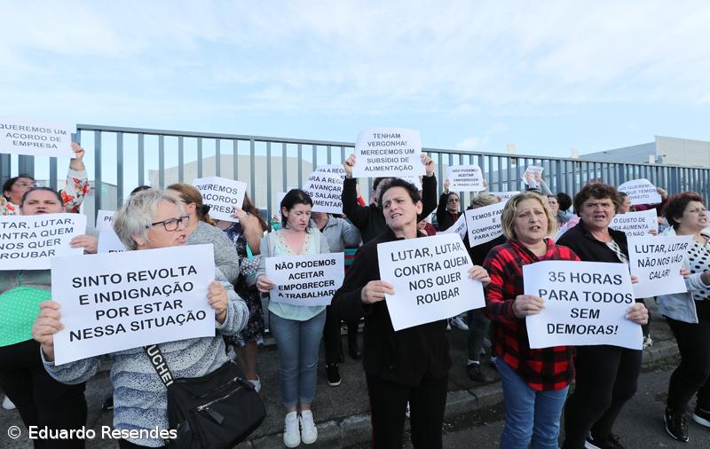 Manifestação à porta de conserveira junta cerca de 60 trabalhadoras em Rabo de Peixe – Imagem 7