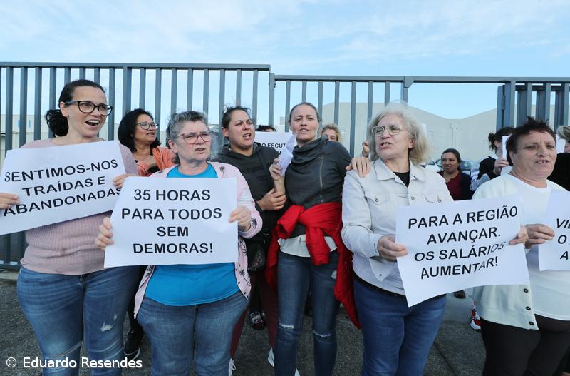 Manifestação à porta de conserveira junta cerca de 60 trabalhadoras em Rabo de Peixe – Imagem 8
