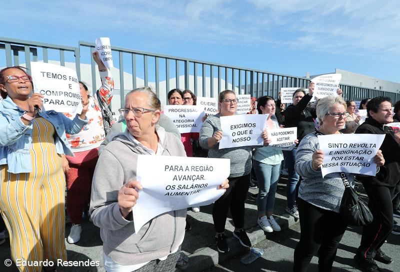 Manifestação à porta de conserveira junta cerca de 60 trabalhadoras em Rabo de Peixe – Imagem 9